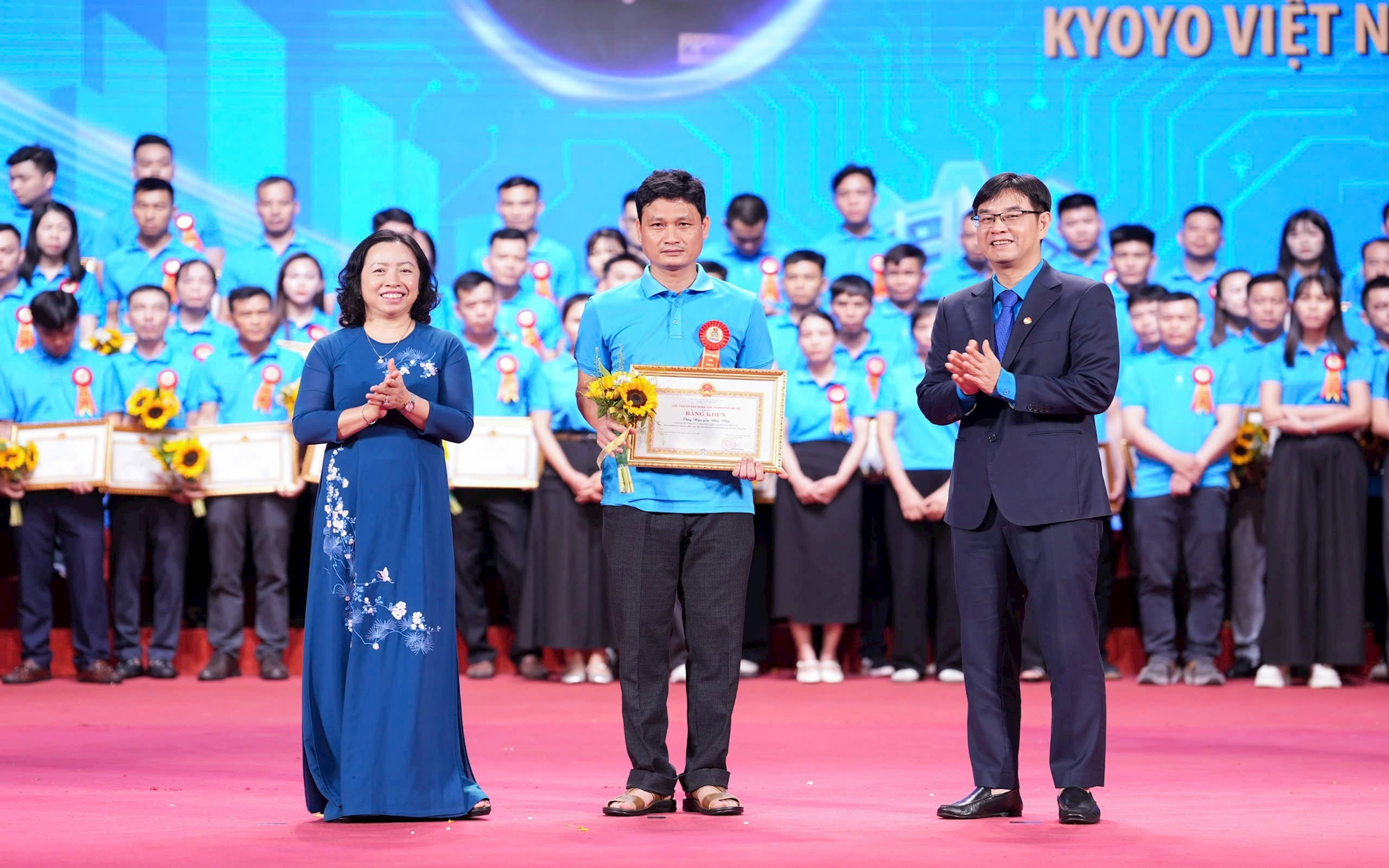 Lãnh đạo Tổng Liên đoàn Lao động Việt Nam và Lãnh đạo Liên đoàn Lao động thành phố Hà Nội tặng hoa, bằng khen cho công nhân giỏi Thủ đô năm 2026.