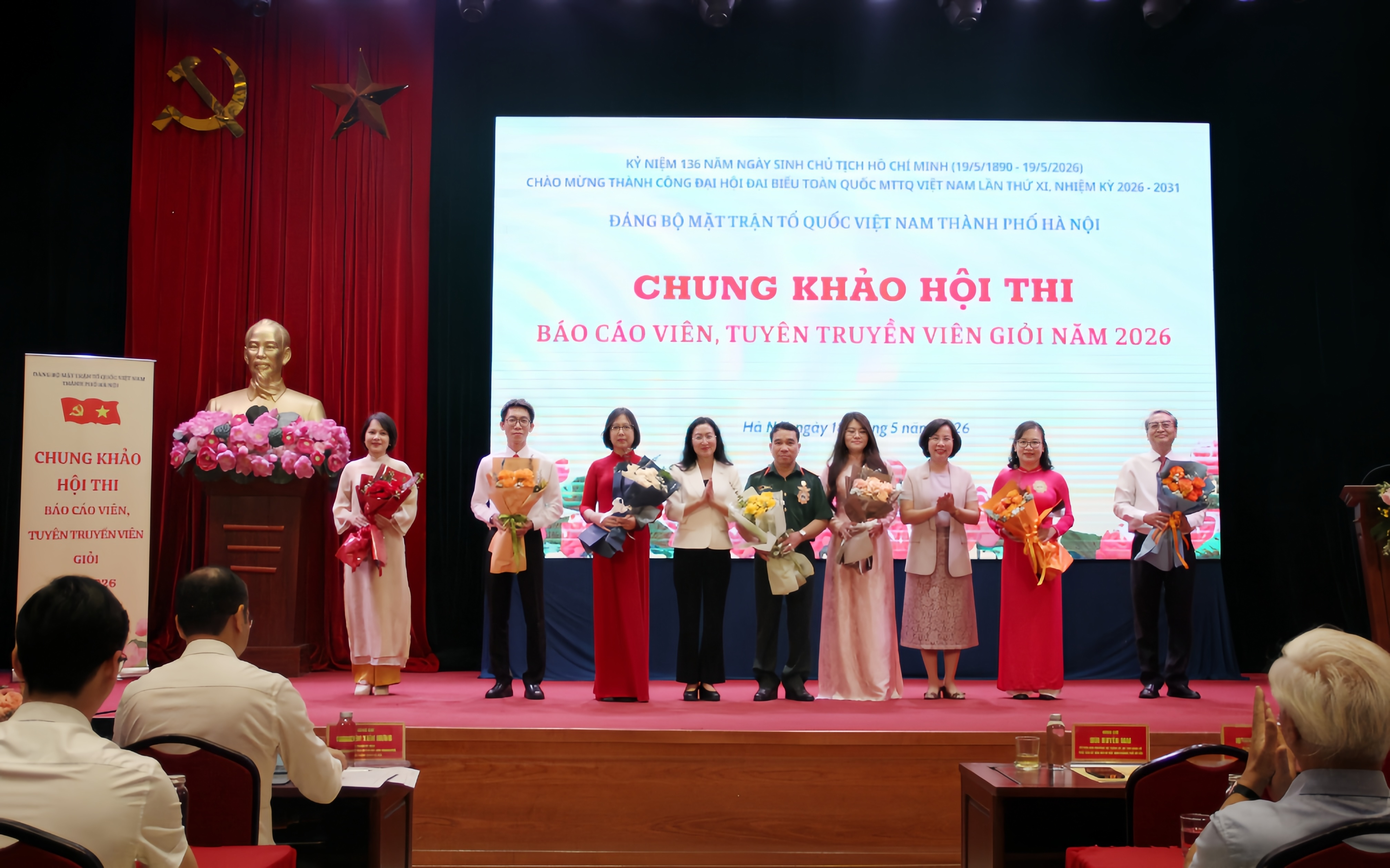 Chủ tịch Ủy ban MTTQ Việt Nam thành phố Hà Nội Bùi Huyền Mai và Phó Trưởng ban Tuyên giáo và Dân Vận Thành ủy Hà Nội Nguyễn Thị Huệ động viên các thí sinh trước khi tranh tài.