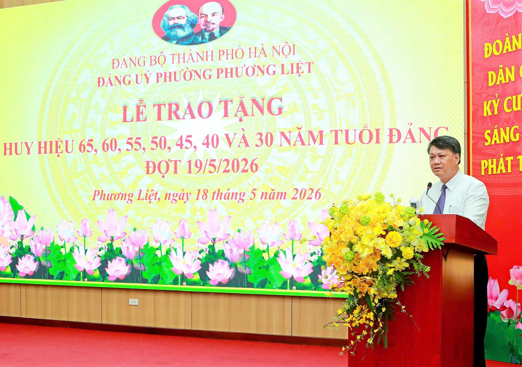 Phường Phương Liệt trao Huy hiệu Đảng tặng 210 đảng viên- Ảnh 2.