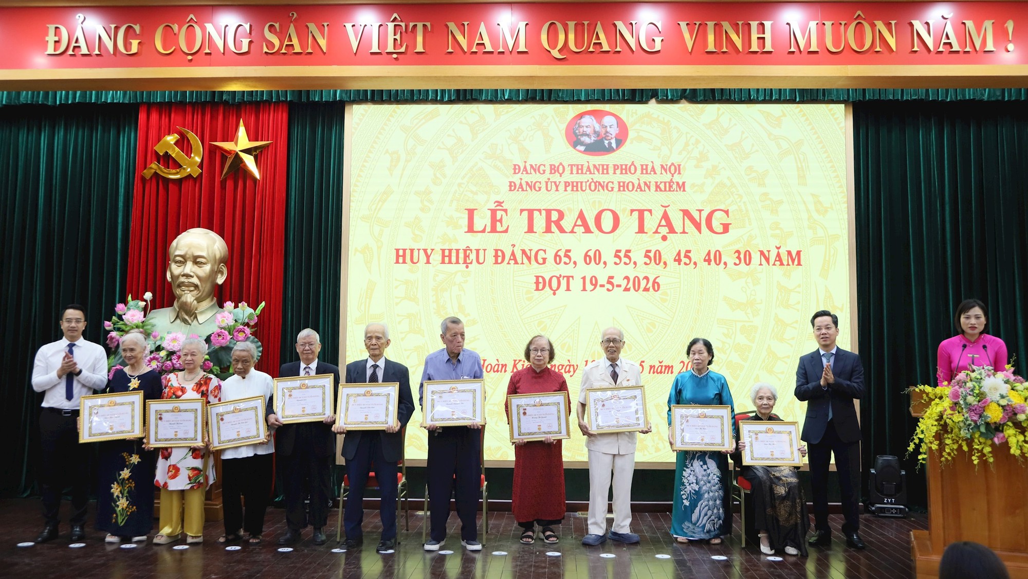 Trưởng ban Tổ chức Thành ủy Vũ Đăng Định trao Huy hiệu Đảng tại phường Hoàn Kiếm- Ảnh 2.