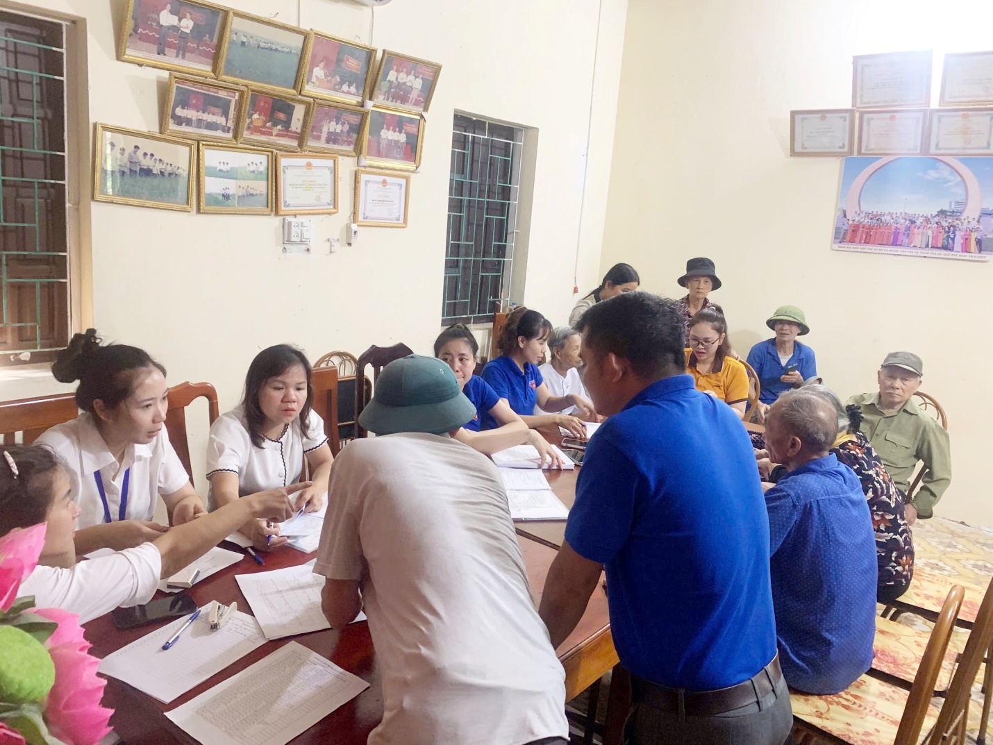 Xã Trần Phú: Hỗ trợ chứng thực chữ ký ủy quyền nhận lương hưu cho 160 người cao tuổi, yếu thế- Ảnh 1.