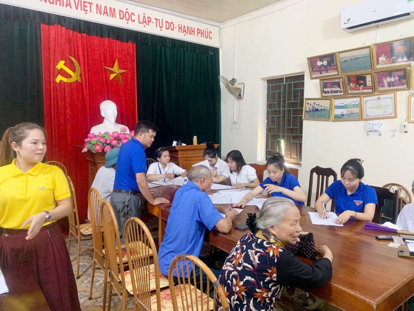 Xã Trần Phú: Hỗ trợ chứng thực chữ ký ủy quyền nhận lương hưu cho 160 người cao tuổi, yếu thế- Ảnh 2.