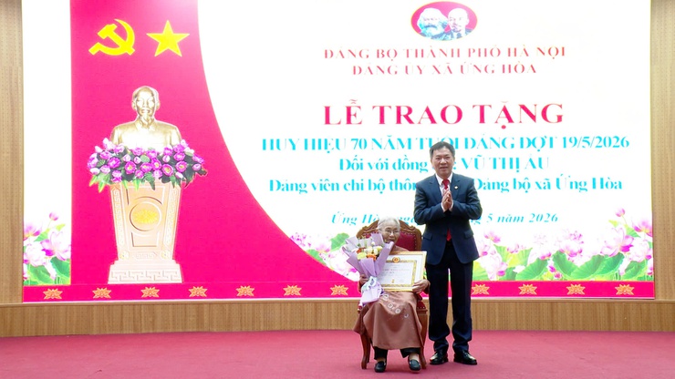 Xã Ứng Hòa trao Huy hiệu Đảng tặng 50 đảng viên- Ảnh 1.