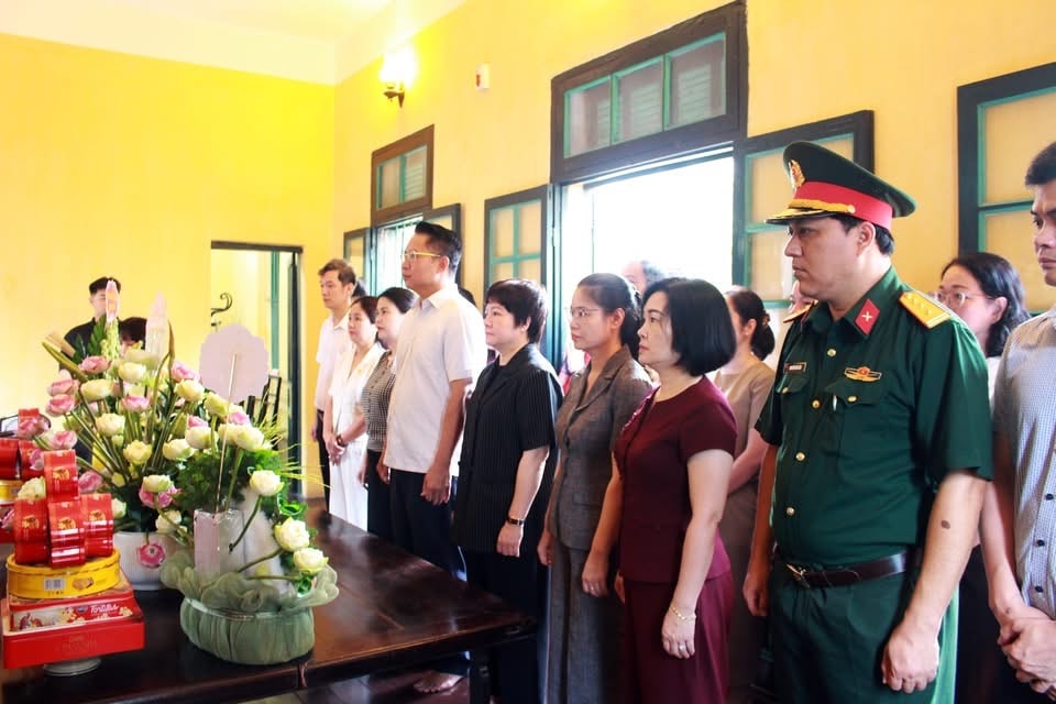 Phường Hà Đông tổ chức lễ dâng hương tại Nhà lưu niệm Bác Hồ- Ảnh 1.