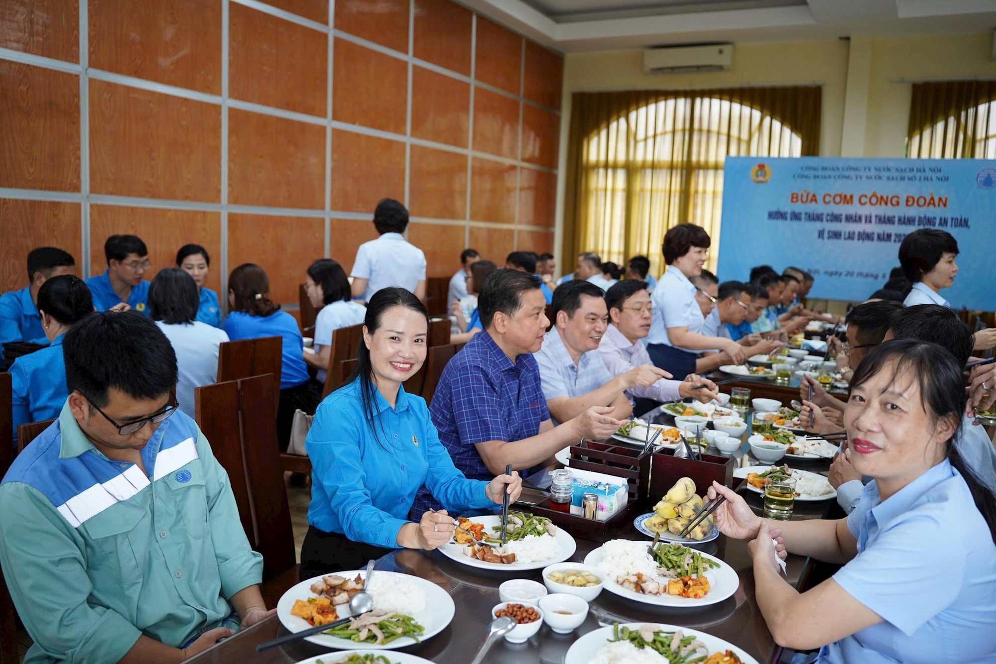 Ấm áp "Bữa cơm Công đoàn" của công nhân nước sạch Hà Nội- Ảnh 2.