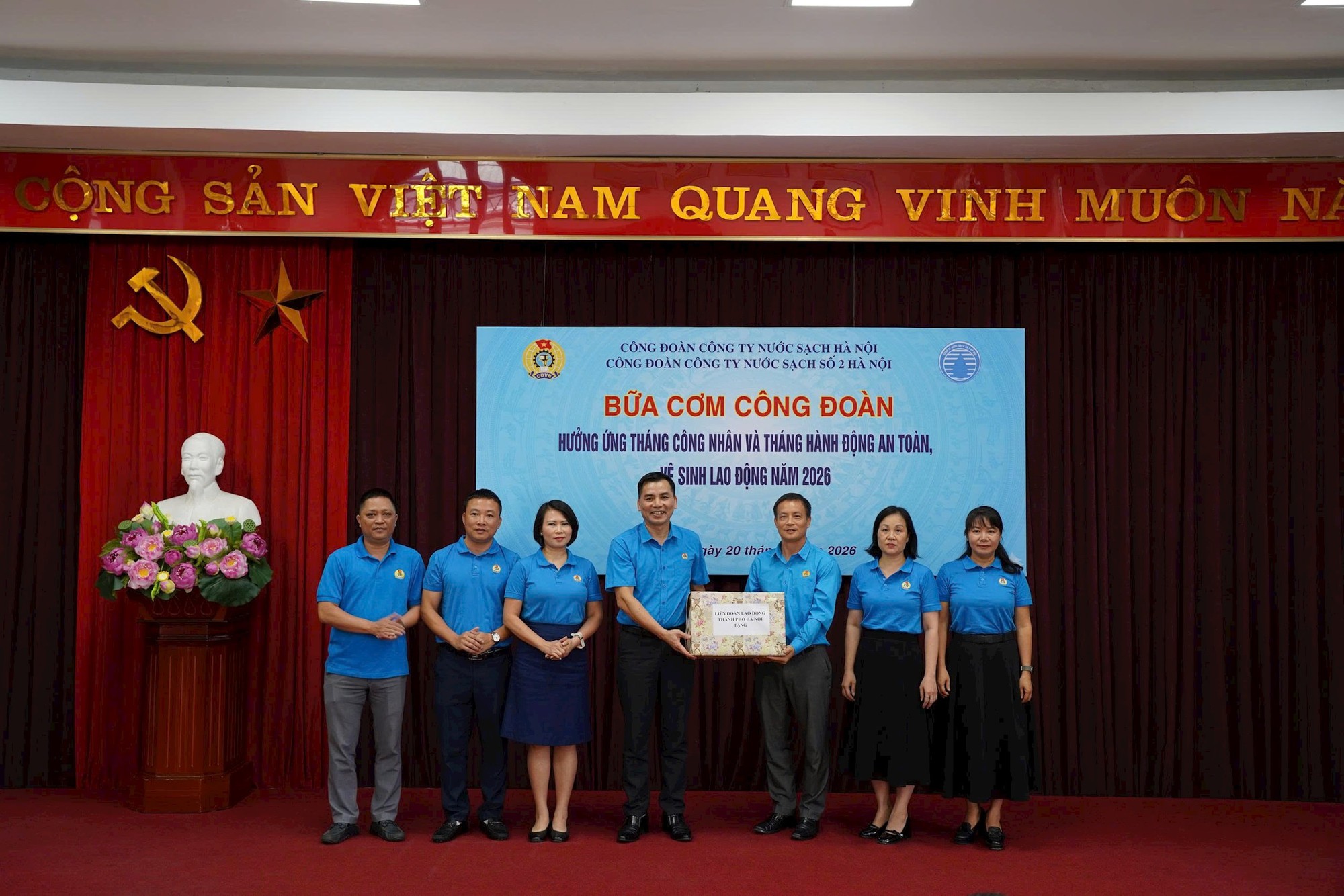 Ấm áp "Bữa cơm Công đoàn" của công nhân nước sạch Hà Nội- Ảnh 3.