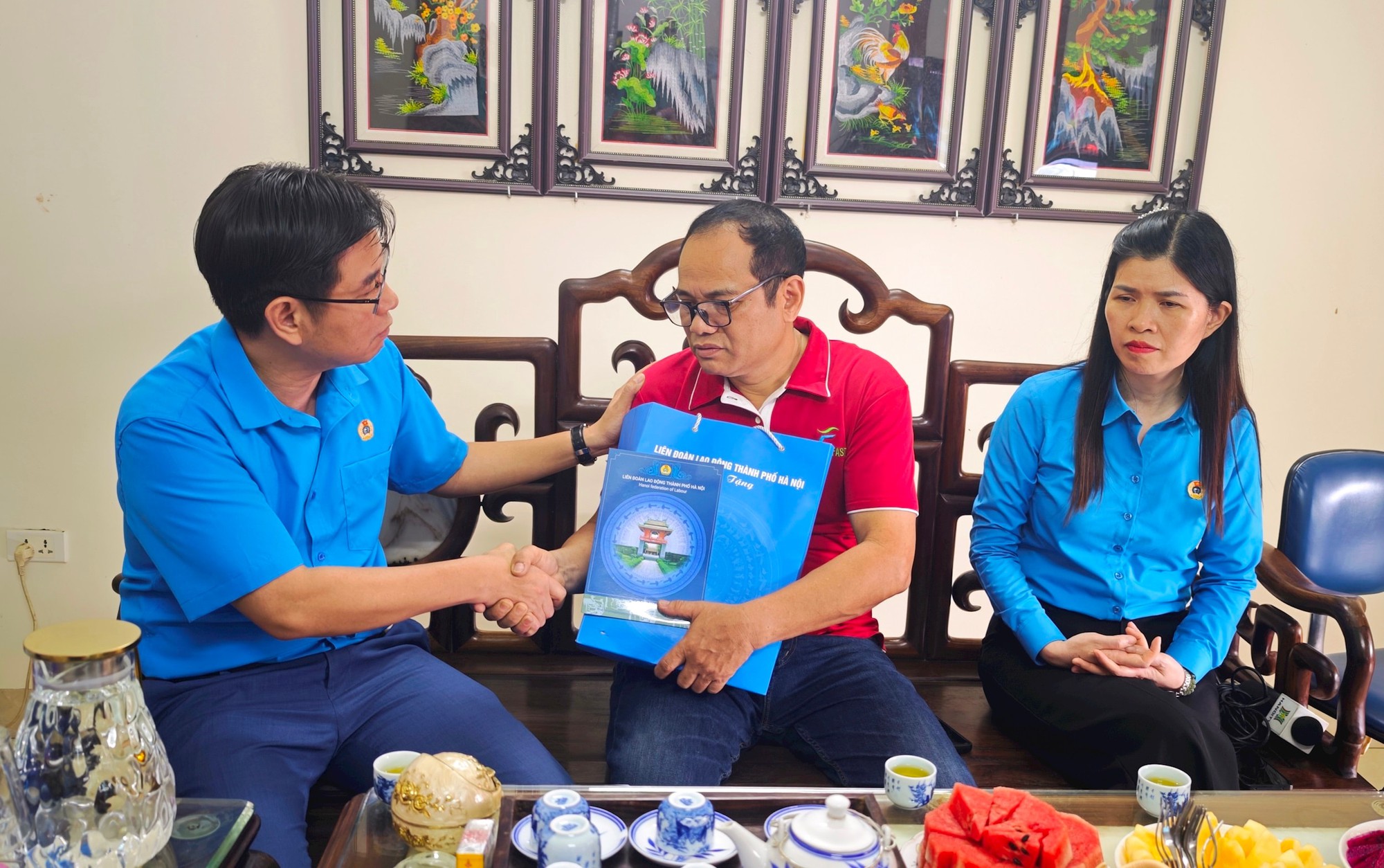 Lãnh đạo Liên đoàn Lao động thành phố Hà Nội thăm hỏi, động viên công nhân bị tai nạn lao động- Ảnh 2.