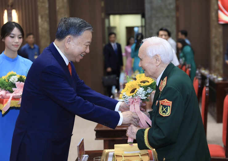 Hanoi honors veteran Party members for revolutionary dedication- Ảnh 2.