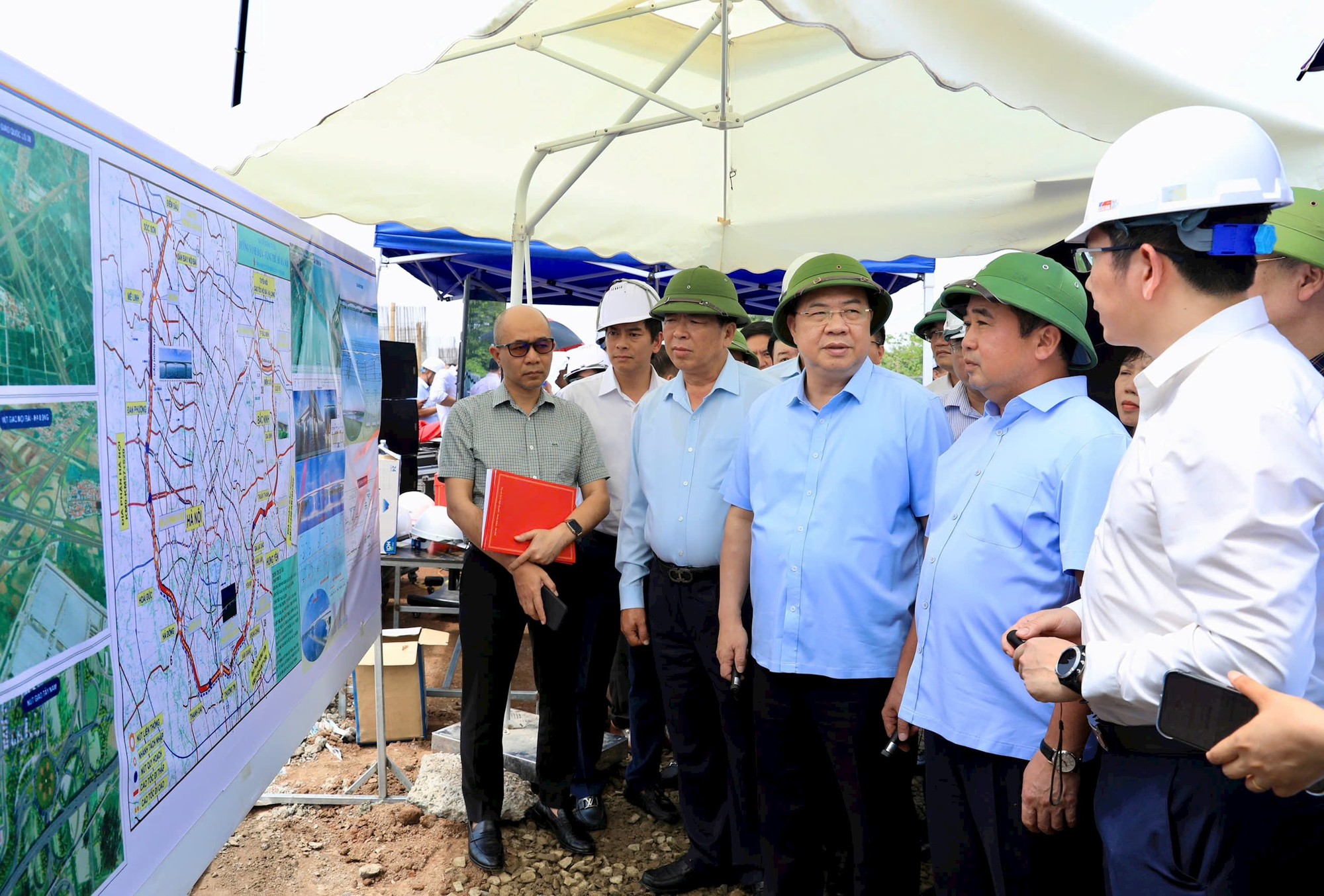 Đẩy nhanh tiến độ các công trình trọng điểm, tạo động lực phát triển mới cho Thủ đô và vùng kinh tế phía Bắc- Ảnh 1.