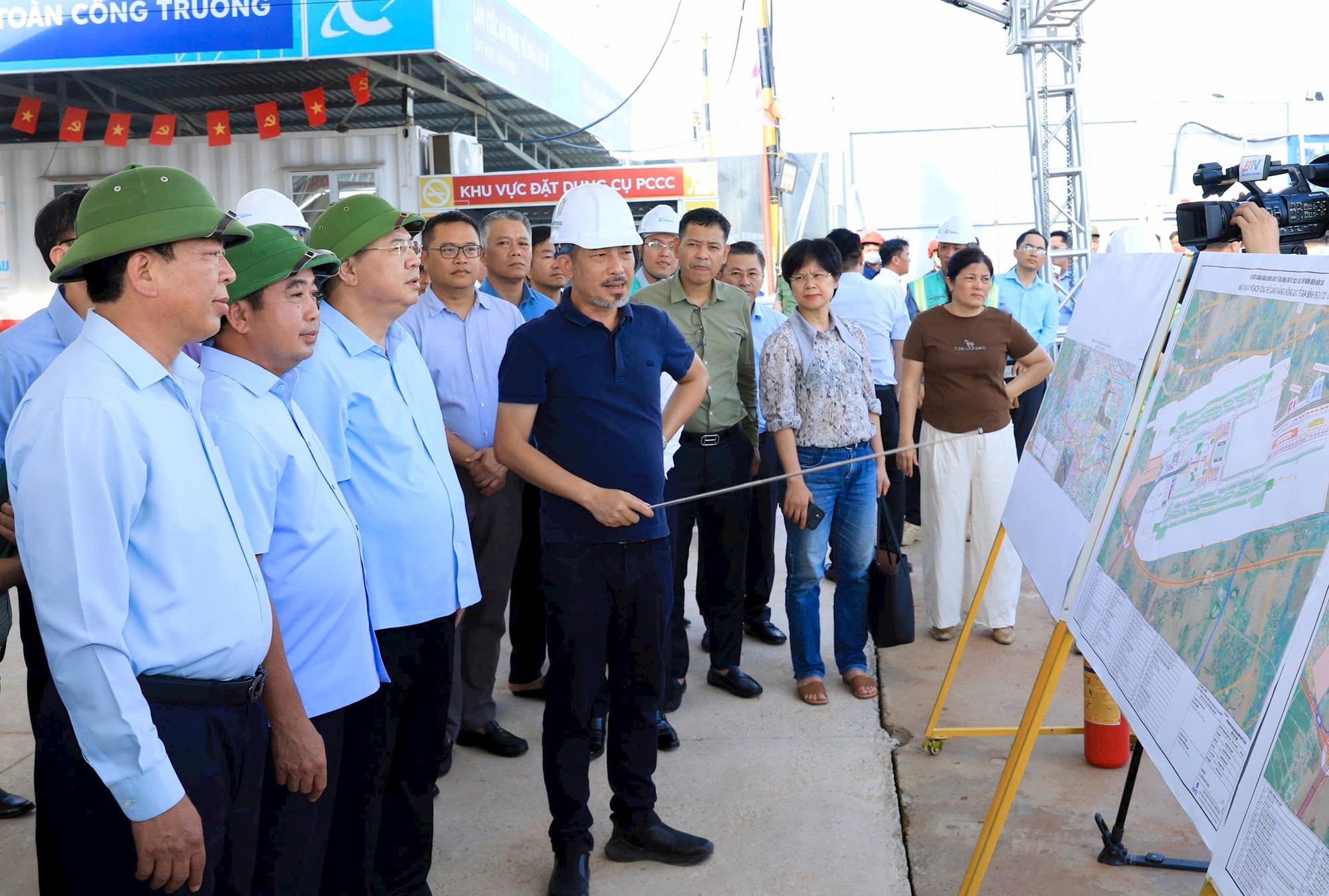 Đẩy nhanh tiến độ các công trình trọng điểm, tạo động lực phát triển mới cho Thủ đô và vùng kinh tế phía Bắc- Ảnh 2.
