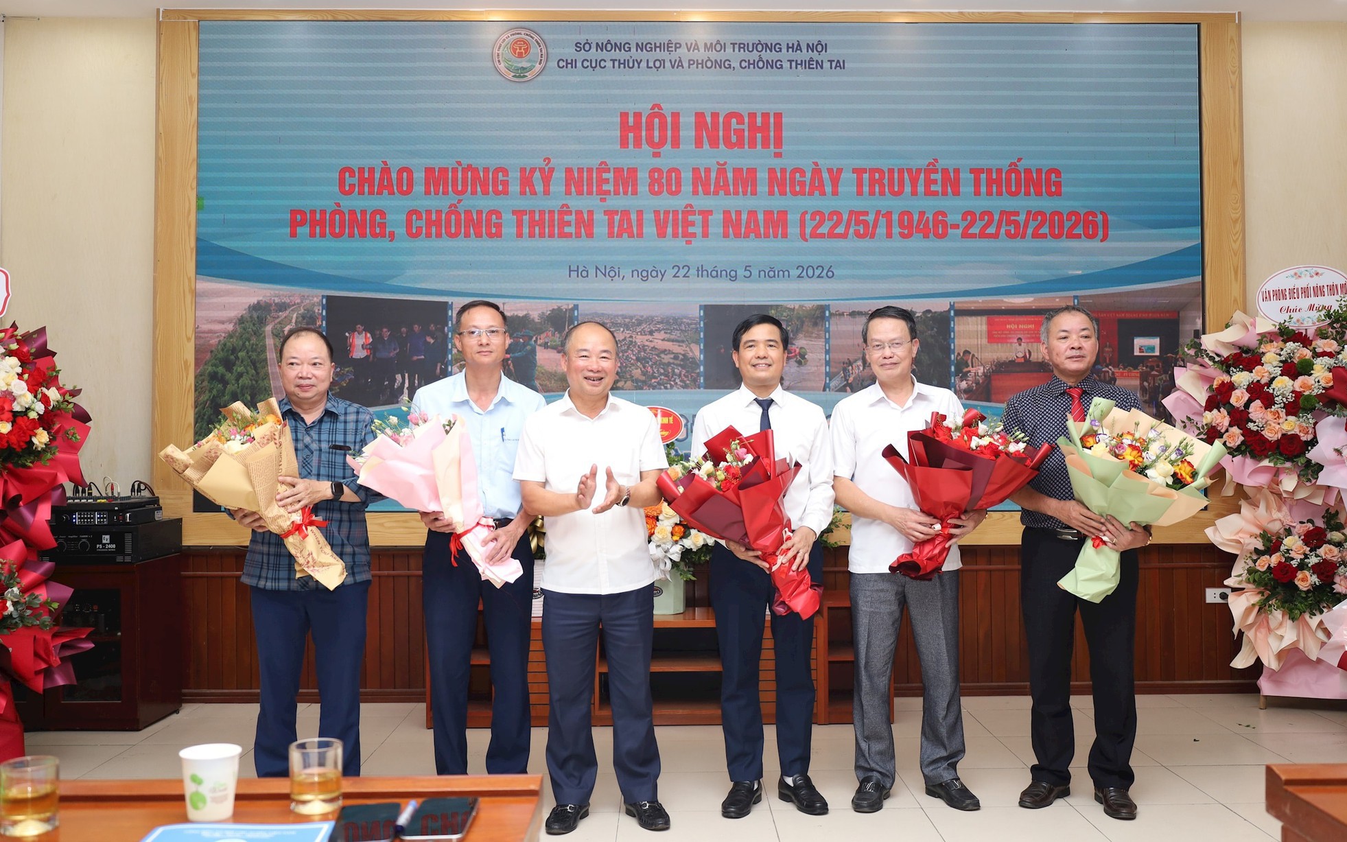 Phó Giám đốc Sở Nông nghiệp và Môi trường Nguyễn Đình Hoa chúc mừng lãnh đạo các đơn vị của Thành phố làm công tác phòng chống thiên tai nhân ngày truyền thống