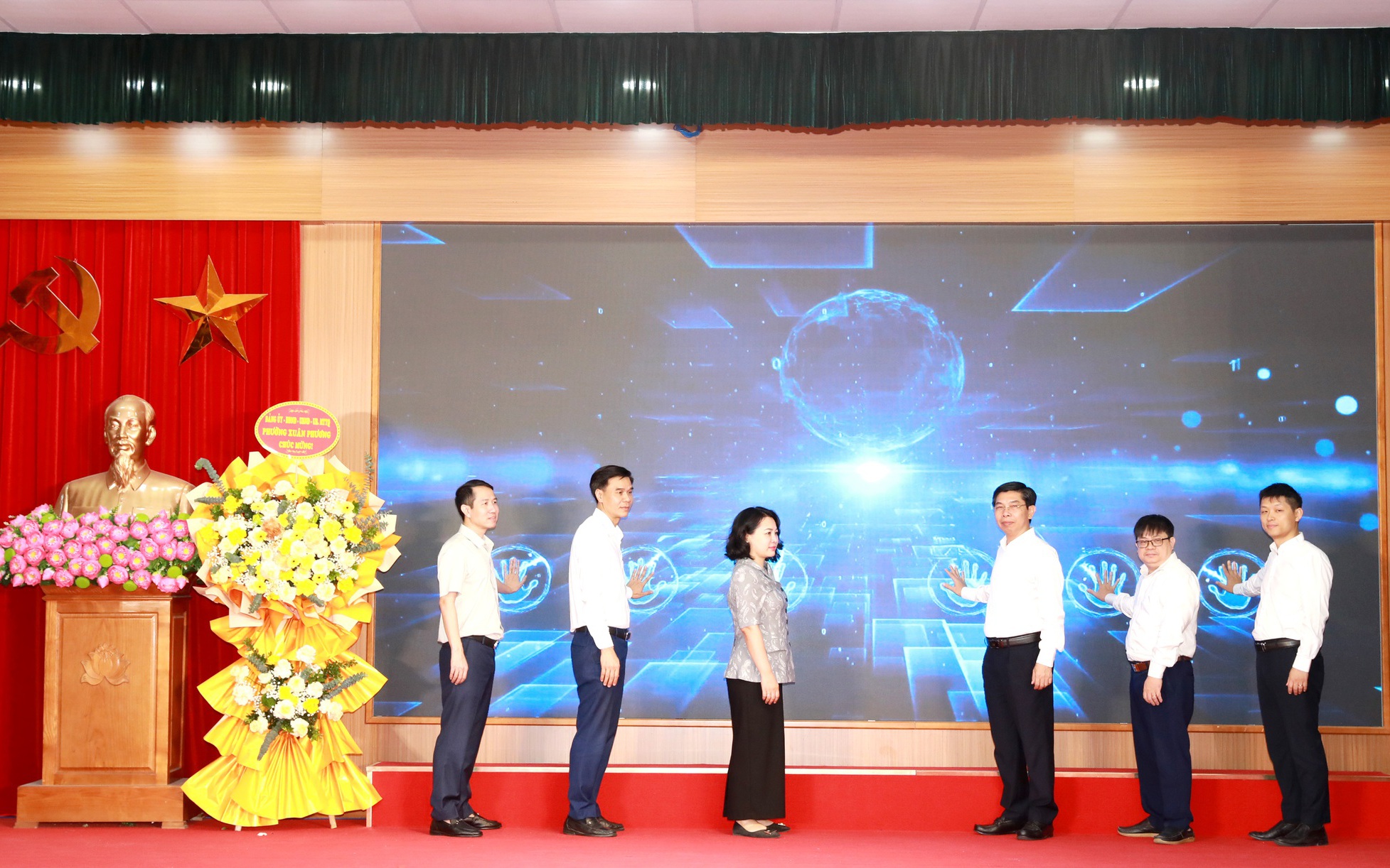Các đại biểu bấm nút ra mắt mô hình truyền thông trực tuyến hỗ trợ giải đáp thủ tục hành chính
