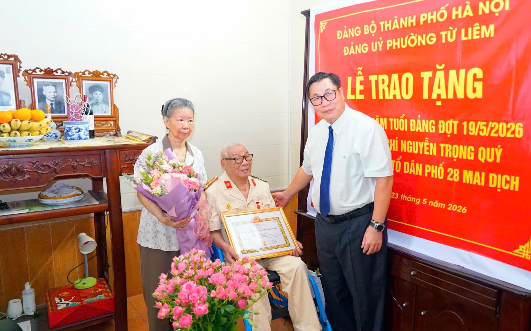 Bí thư Đảng ủy, Chủ tịch HĐND phường Từ Liêm Nguyễn Quang Hiếu trao Huy hiệu 80 năm tuổi Đảng tặng đảng viên Nguyễn Trọng Quý