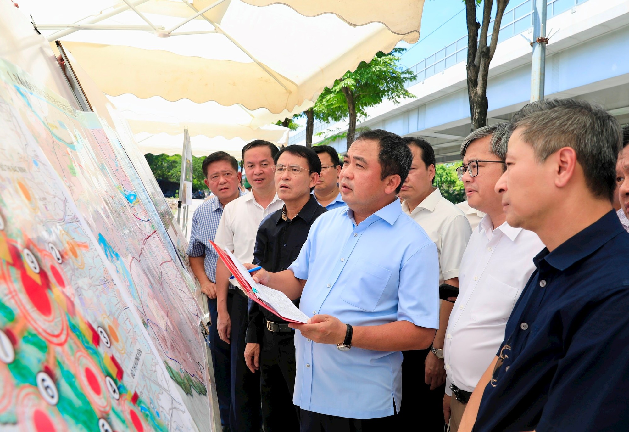 Phấn đấu hoàn thành toàn tuyến đường trục Tây Thăng Long trong năm 2027- Ảnh 1.