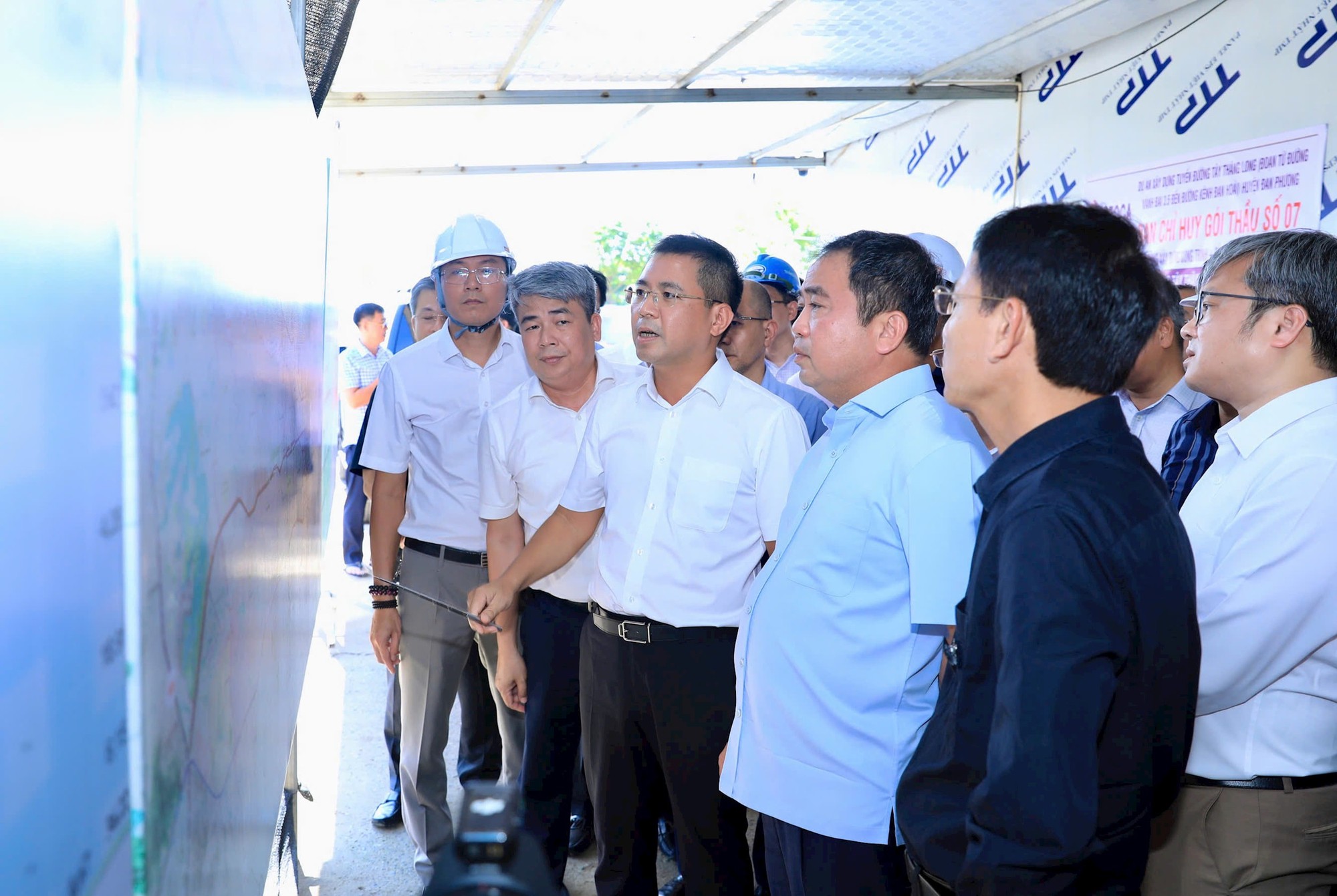 Phấn đấu hoàn thành toàn tuyến đường trục Tây Thăng Long trong năm 2027- Ảnh 2.