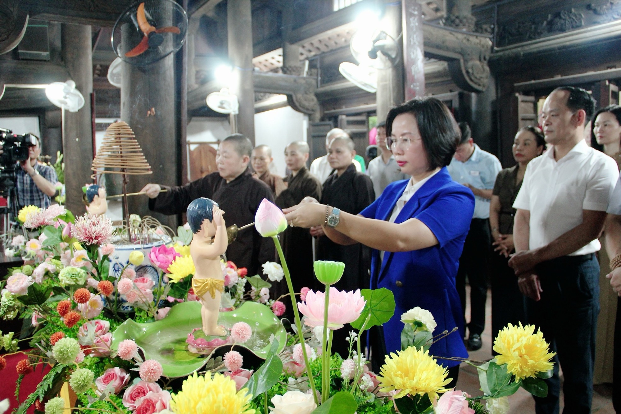 Chủ tịch Ủy ban MTTQ Việt Nam Thành phố thăm, chúc mừng Phân ban Ni giới nhân Đại lễ Phật đản- Ảnh 2.