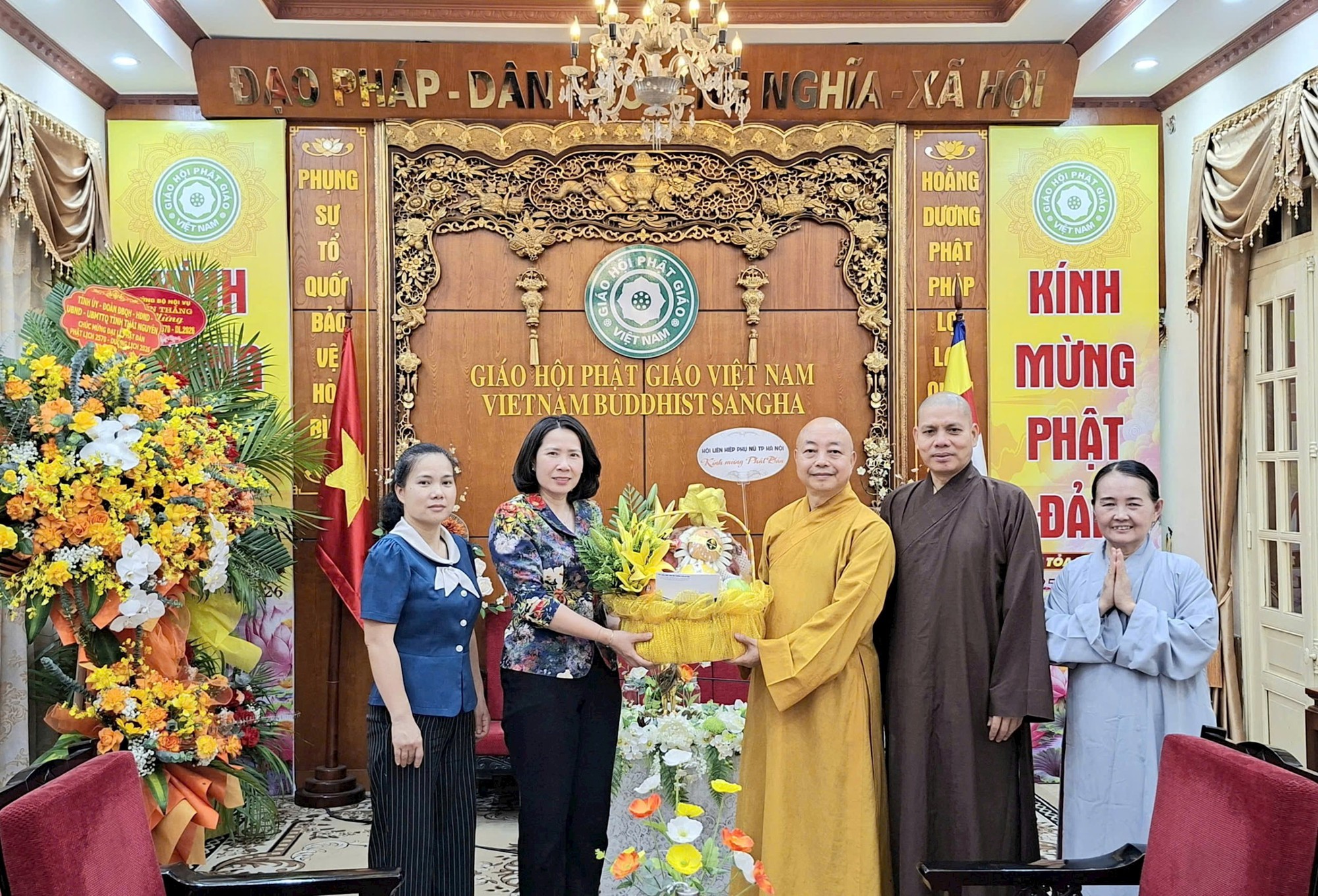 Hội Liên hiệp Phụ nữ Hà Nội thăm, chúc mừng Đại lễ Phật đản Phật lịch 2570- Ảnh 1.