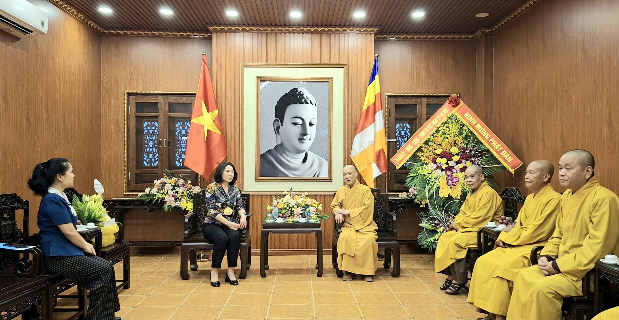 Hội Liên hiệp Phụ nữ Hà Nội thăm, chúc mừng Đại lễ Phật đản Phật lịch 2570- Ảnh 2.