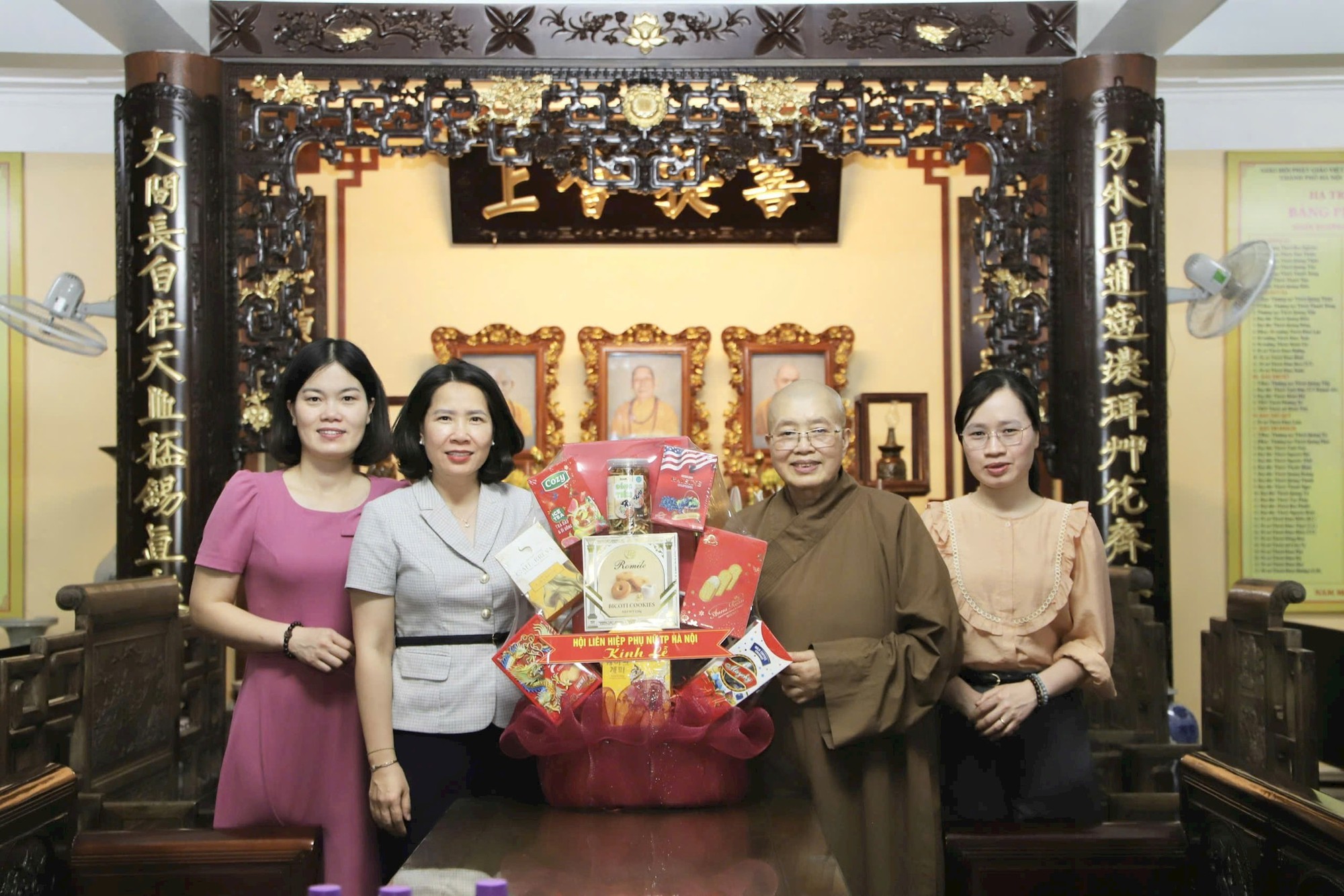 Hội Liên hiệp Phụ nữ Hà Nội thăm, chúc mừng Đại lễ Phật đản Phật lịch 2570- Ảnh 3.