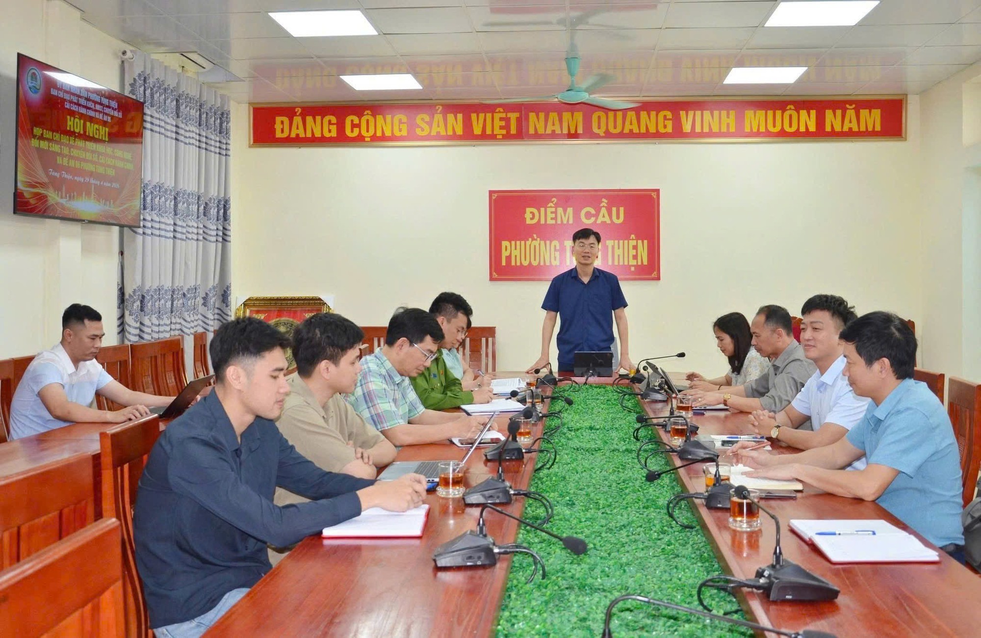 Hội nghị đánh giá kết quả chuyển đổi số và cải cách hành chính tại phường Tùng Thiện. Ảnh: PL