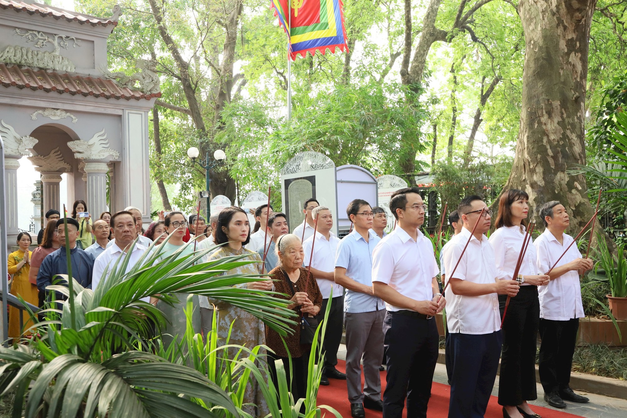 Phường Hoàn Kiếm dâng hương tưởng niệm 598 năm ngày Vua Lê Thái Tổ đăng quang- Ảnh 1.