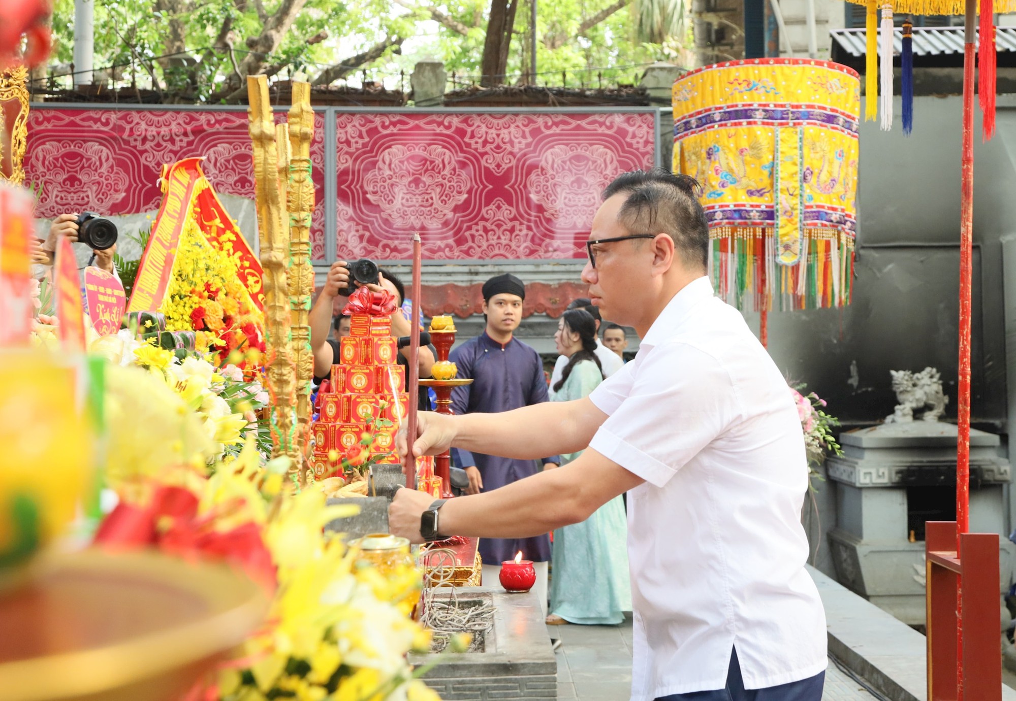 Phường Hoàn Kiếm dâng hương tưởng niệm 598 năm ngày Vua Lê Thái Tổ đăng quang- Ảnh 2.