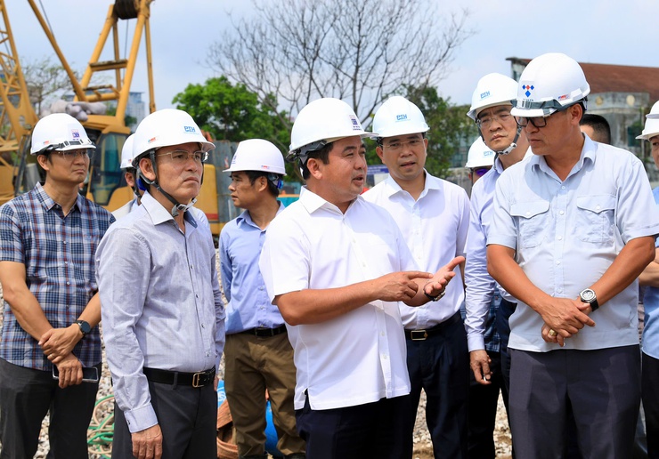 Hanoi Party Chief urges acceleration of key projects to improve livelihoods and remove urban bottlenecks- Ảnh 1.
