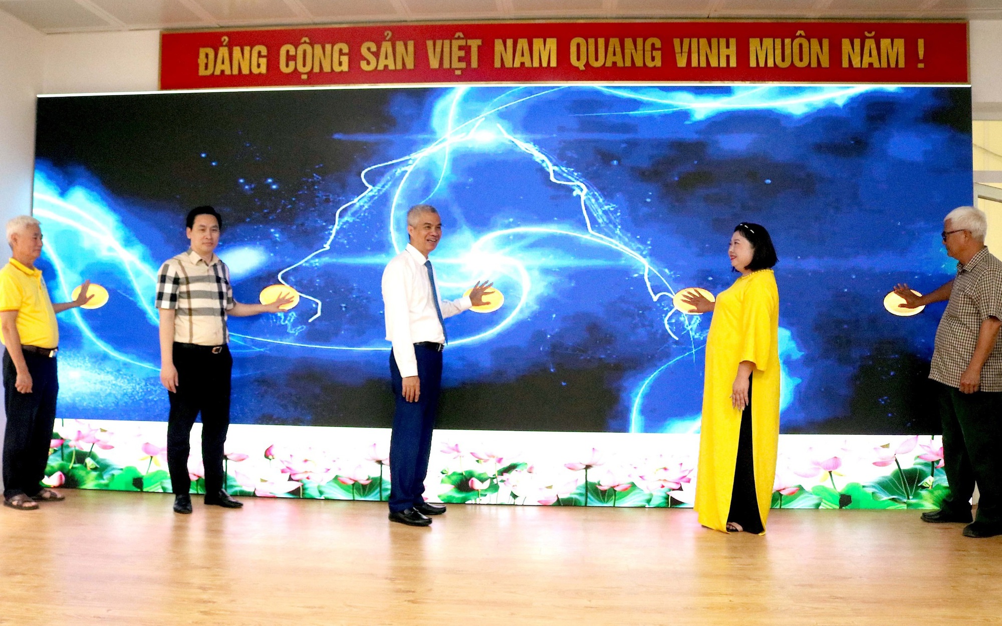 Lãnh đạo phường và các tổ dân phố nhấn nút khởi động mô hình