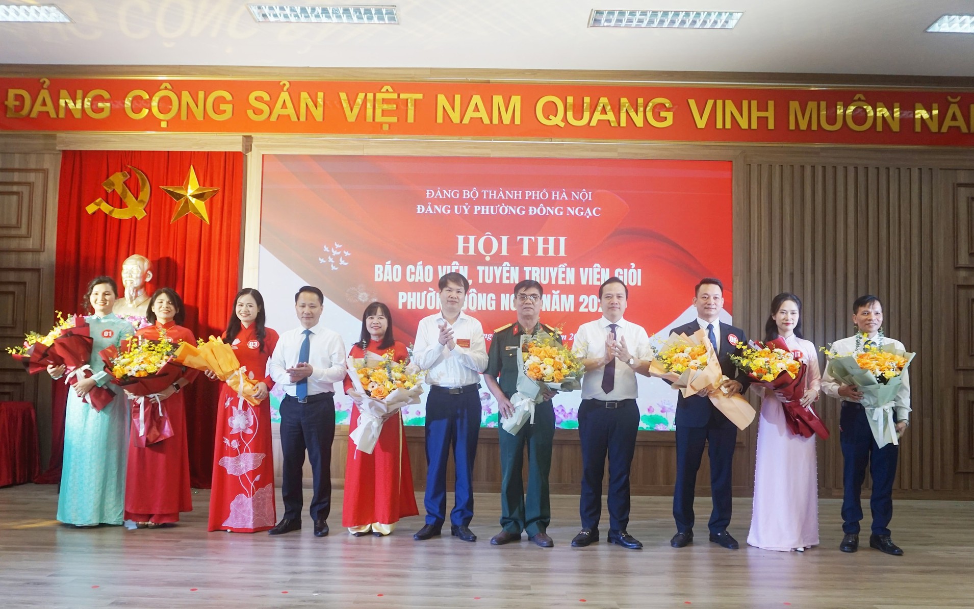 Các đại biểu tặng hoa các thí sinh