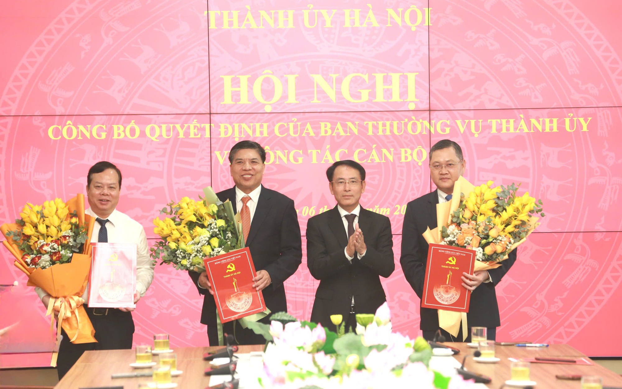 Phó Bí thư Thường trực Thành ủy Nguyễn Trọng Đông trao quyết định và tặng hoa chúc mừng các đồng chí nhận nhiệm vụ mới