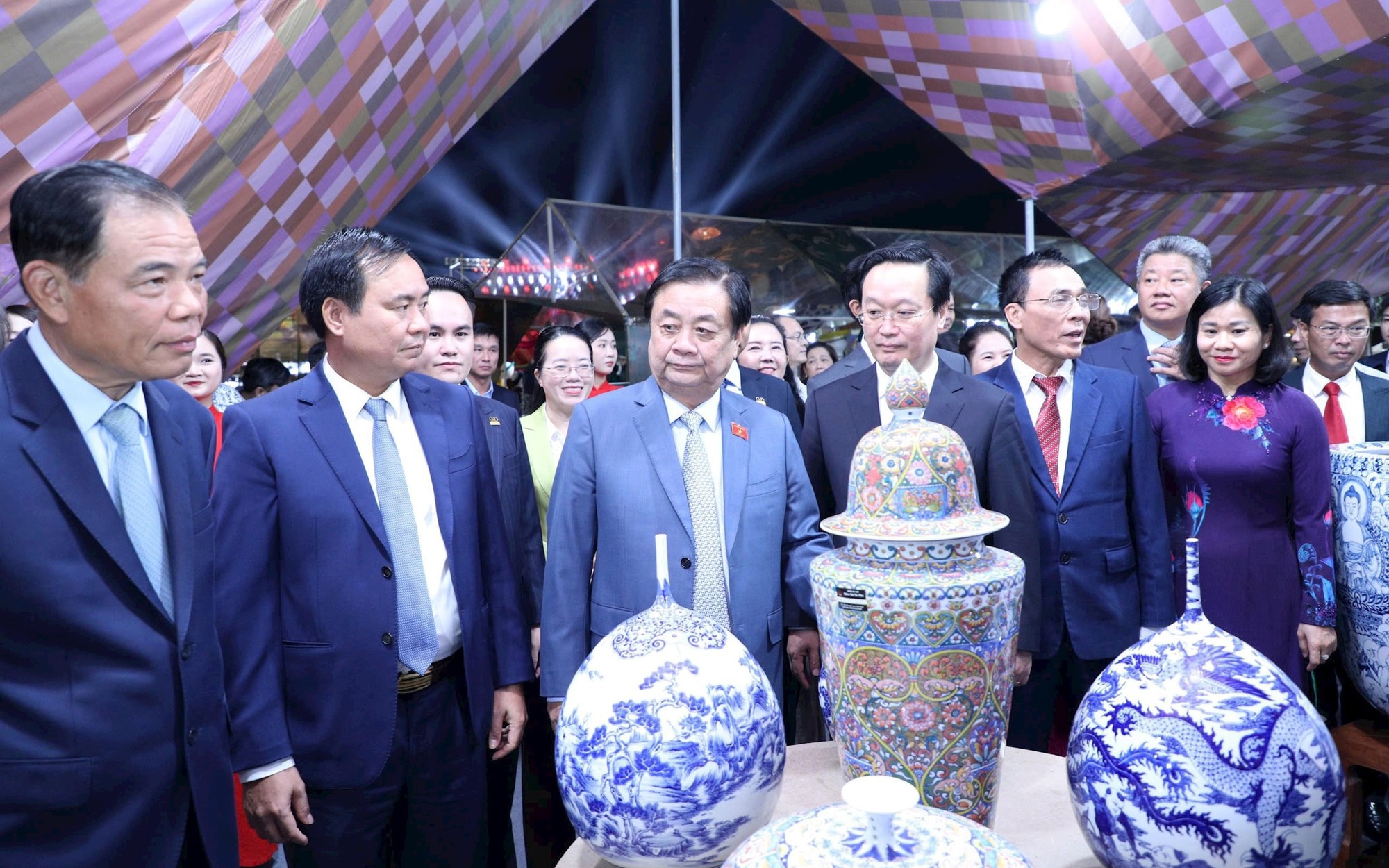 Các đồng chí lãnh đạo Trung ương và thành phố Hà Nội tham dự Festival Bảo tồn và Phát triển Làng nghề Quốc tế năm 2025