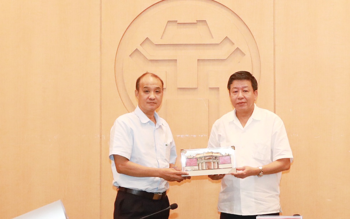 Phó Chủ tịch UBND thành phố Đà Nẵng Lê Quang Nam trao quà lưu niệm tặng Phó Chủ tịch Thường trực UBND thành phố Hà Nội Dương Đức Tuấn