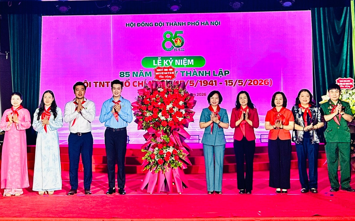 Chủ tịch Ủy ban MTTQ Việt Nam thành phố Hà Nội Bùi Huyền Mai cùng các đồng chí lãnh đạo tặng hoa chúc mừng Hội đồng Đội thành phố Hà Nội.