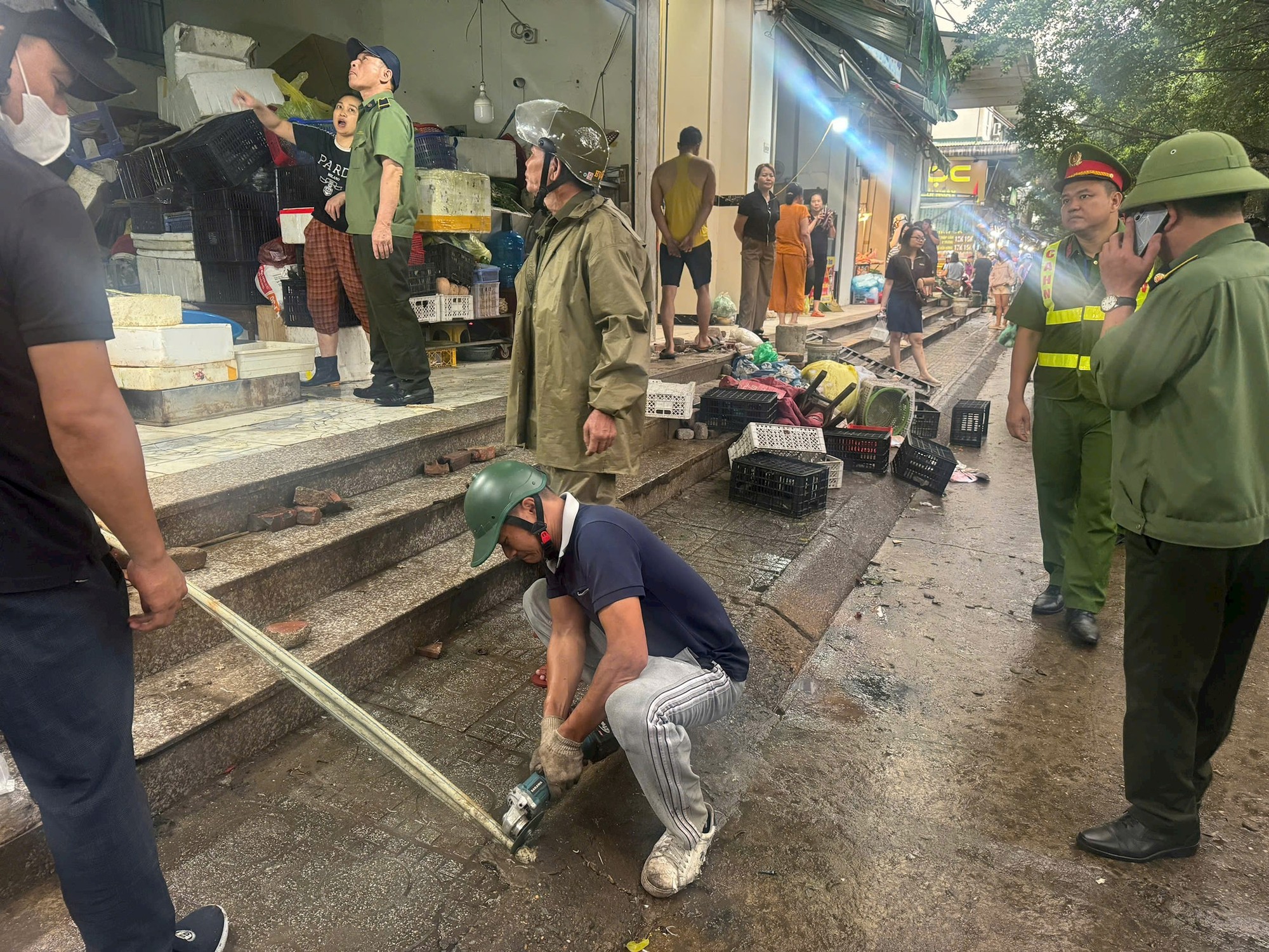 Phường Hoàng Liệt giải tỏa, đóng cửa hơn 100 ki-ốt tự phát tại HH Linh Đàm- Ảnh 1.