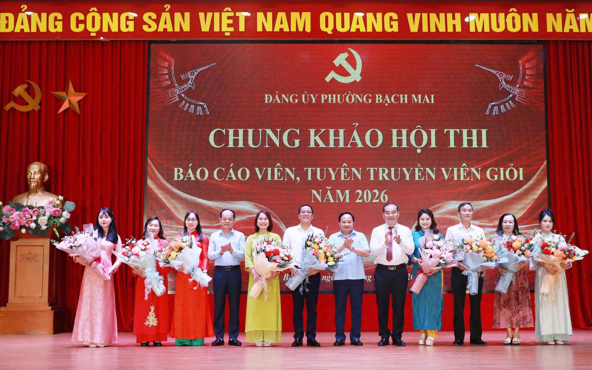 Lãnh đạo phường Bạch Mai tặng hoa chúc mừng các thí sinh