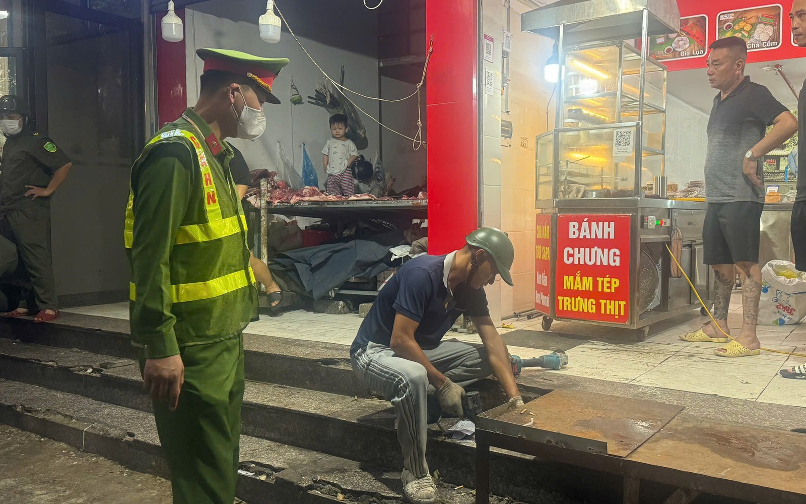 Các lực lượng chức năng giải toả các ki-ốt trái phép