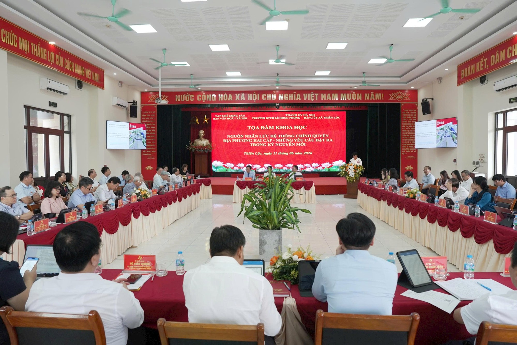 Tọa đàm “Nguồn nhân lực hệ thống chính quyền địa phương hai cấp - những yêu cầu đặt ra trong kỷ nguyên mới”- Ảnh 1.