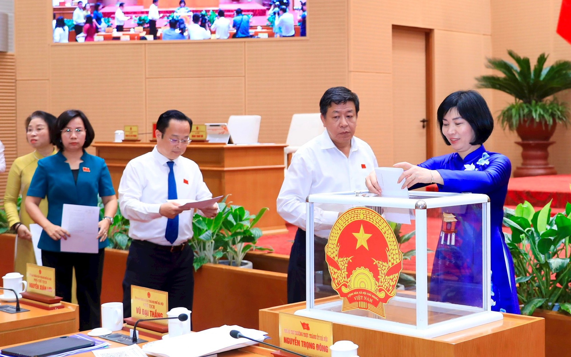 Các đại biểu HĐND thành phố Hà Nội bỏ phiếu thông qua Nghị quyết.