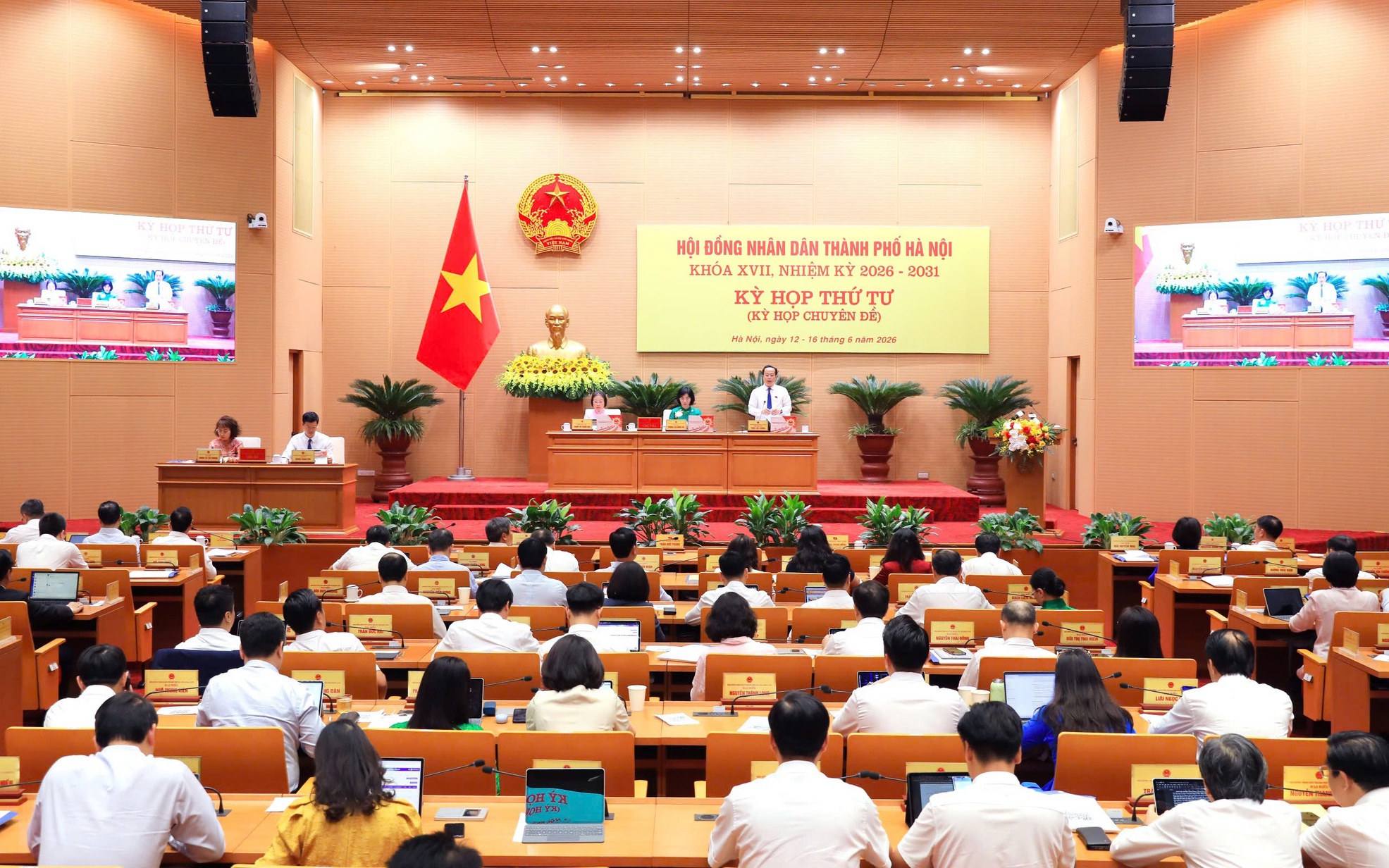 Quang cảnh kỳ họp