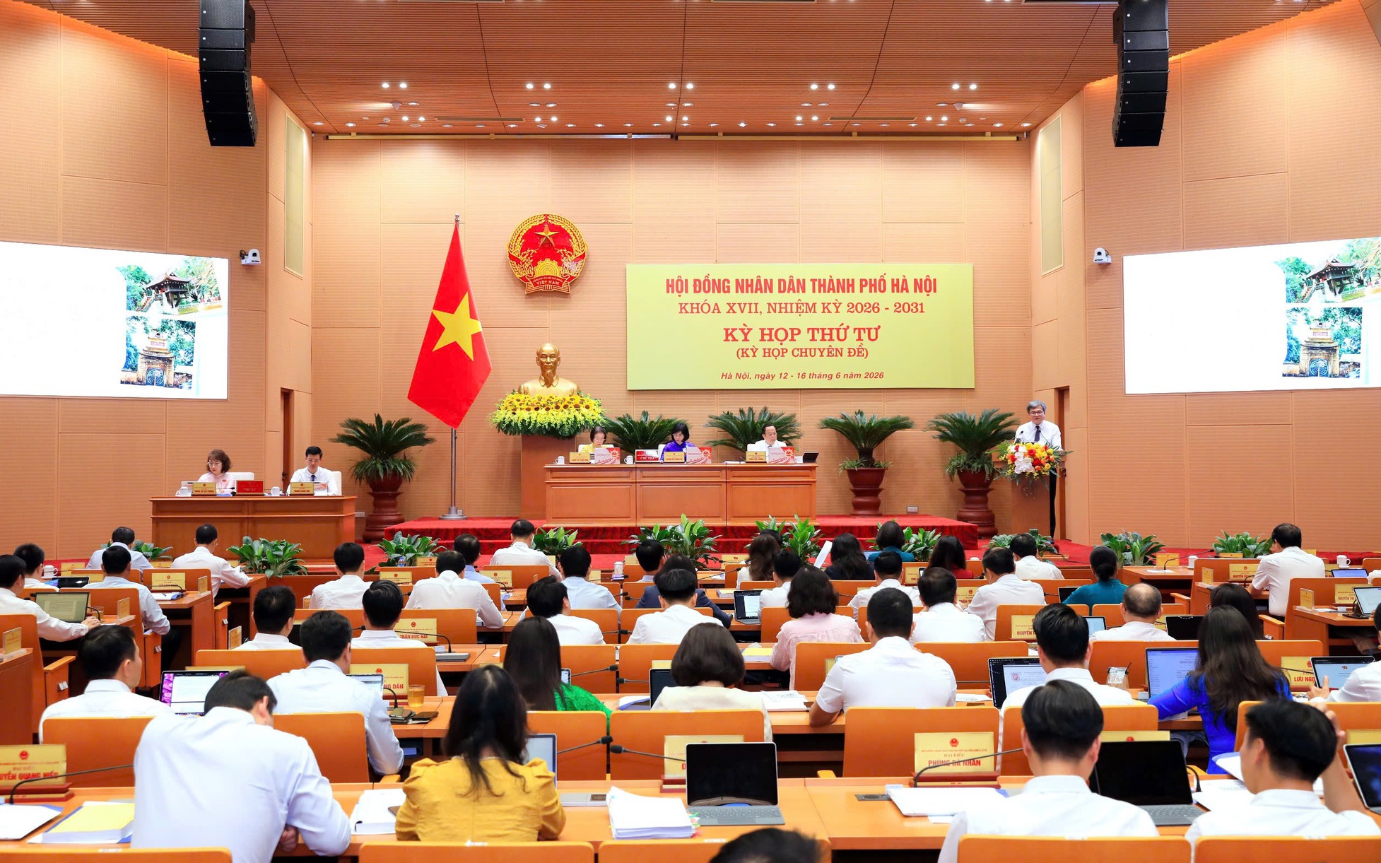 Quang cảnh kỳ họp