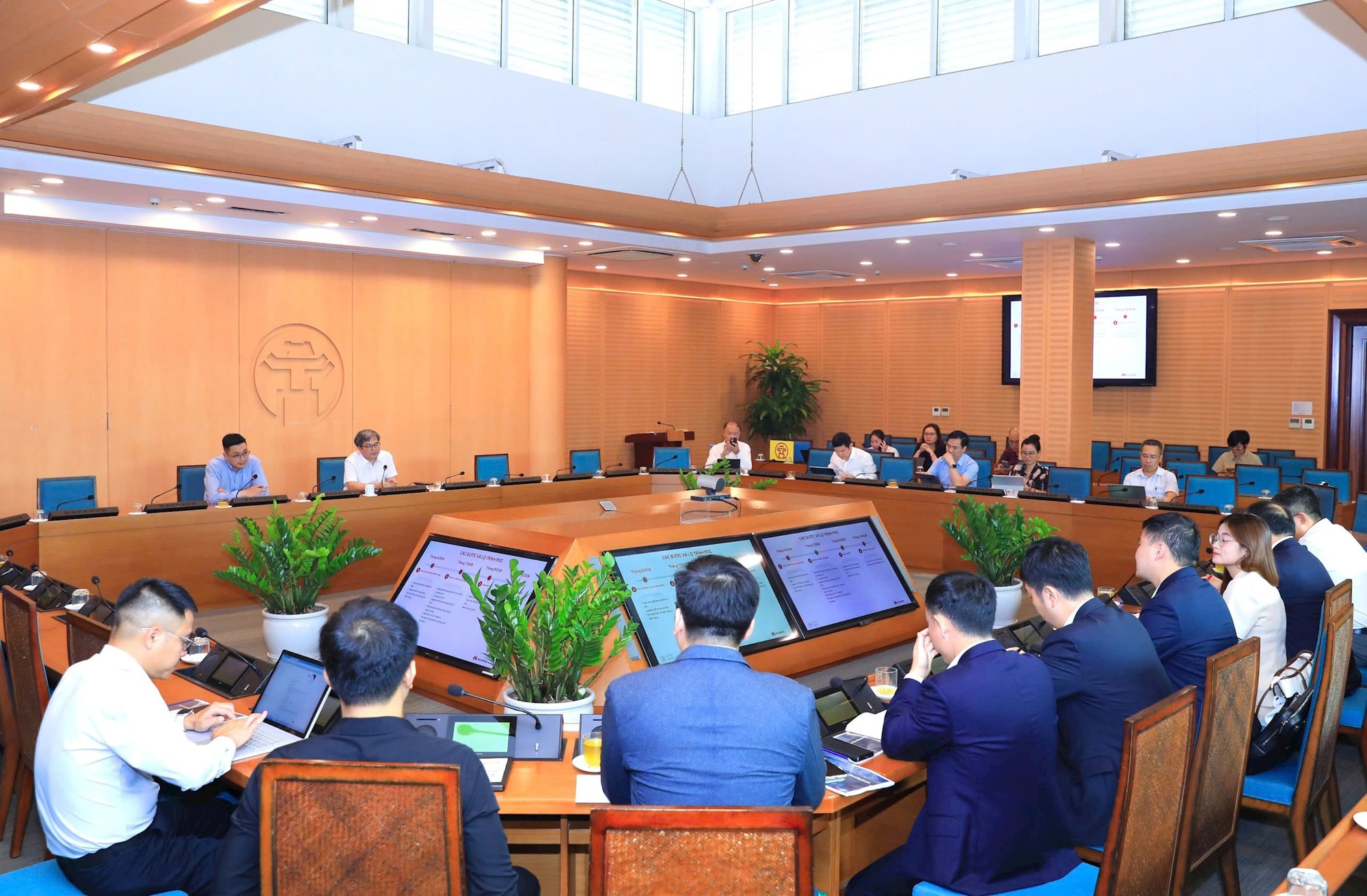 Phó Chủ tịch UBND Thành phố Trương Việt Dũng làm việc với đoàn công tác của Tập đoàn Huawei- Ảnh 1.