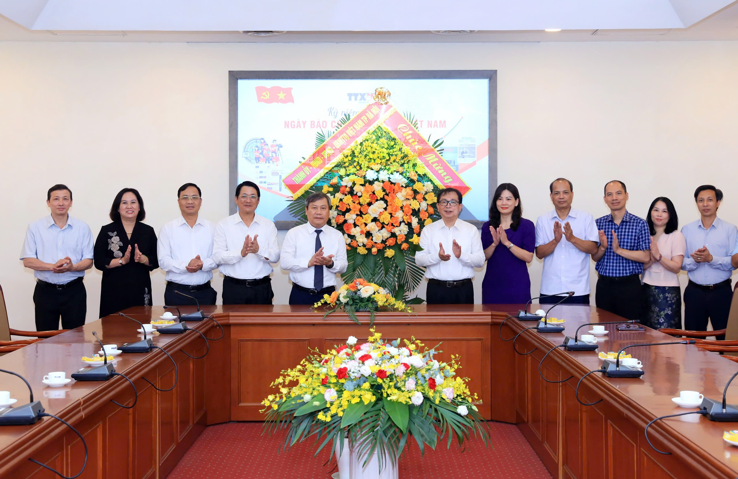 Chủ tịch Hà Nội Vũ Đại Thắng thăm và chúc mừng các cơ quan nhân kỷ niệm 101 năm Ngày Báo chí Cách mạng Việt Nam - Ảnh 3. Chủ tịch Hà Nội Vũ Đại Thắng thăm và chúc mừng các cơ quan nhân kỷ niệm 101 năm Ngày Báo chí Cách mạng Việt Nam - Ảnh 3.