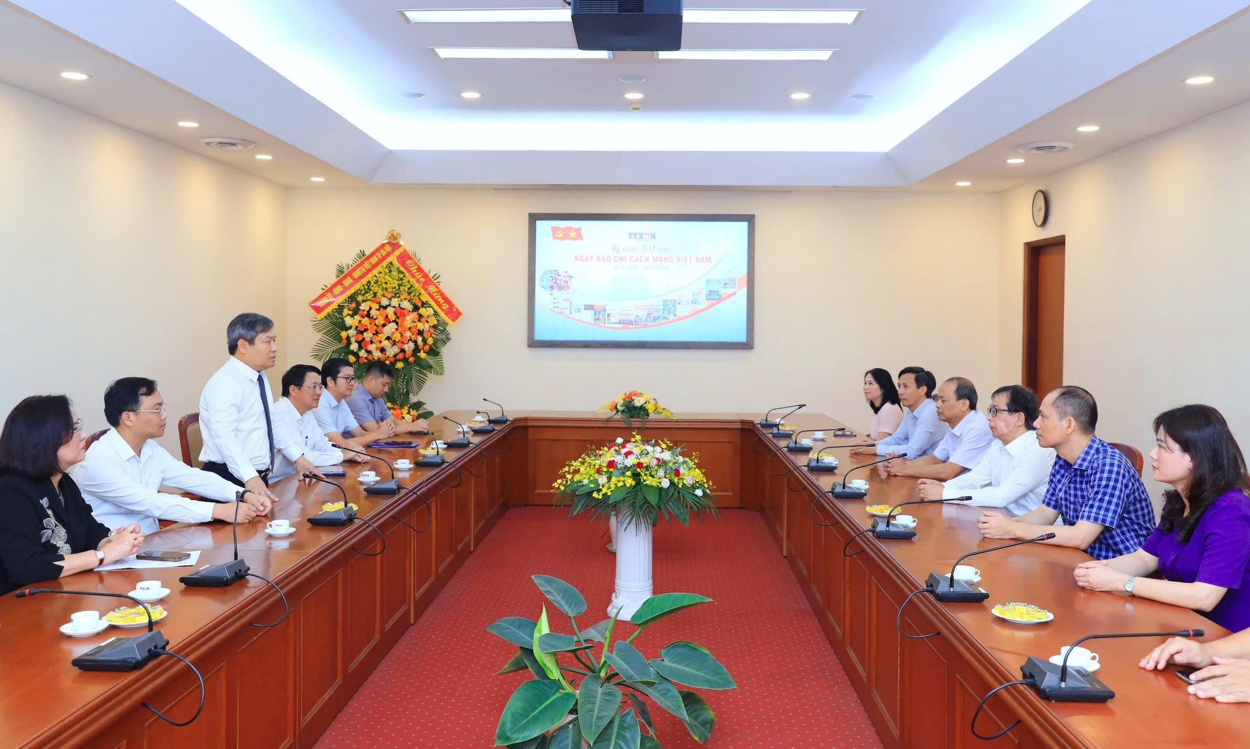 Chủ tịch Hà Nội Vũ Đại Thắng thăm và chúc mừng các cơ quan nhân kỷ niệm 101 năm Ngày Báo chí Cách mạng Việt Nam - Ảnh 4. Chủ tịch Hà Nội Vũ Đại Thắng thăm và chúc mừng các cơ quan nhân kỷ niệm 101 năm Ngày Báo chí Cách mạng Việt Nam - Ảnh 4.