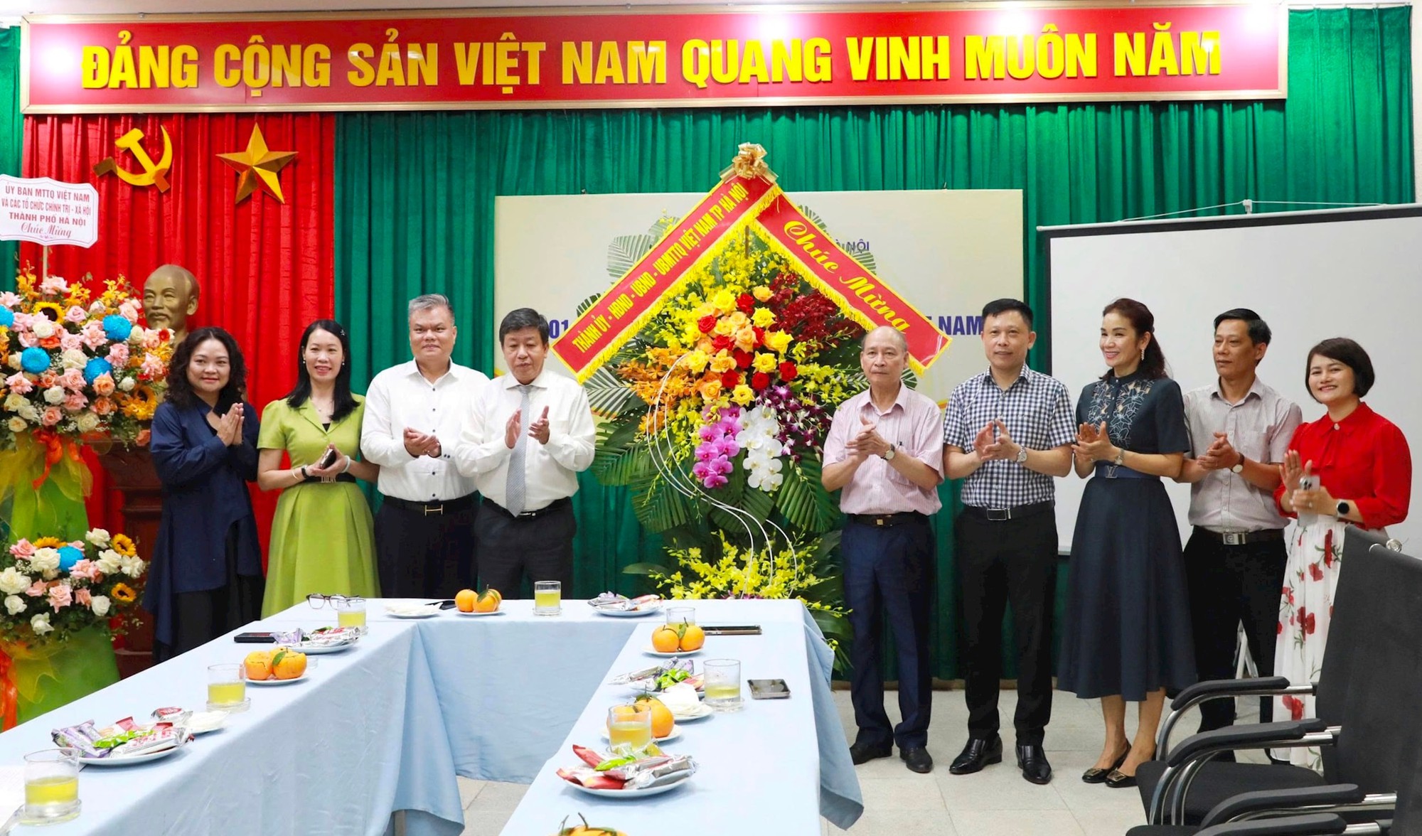 Lãnh đạo thành phố Hà Nội thăm, chúc mừng Đài Truyền hình Việt Nam và Hội Nhà báo Thành phố- Ảnh 3.