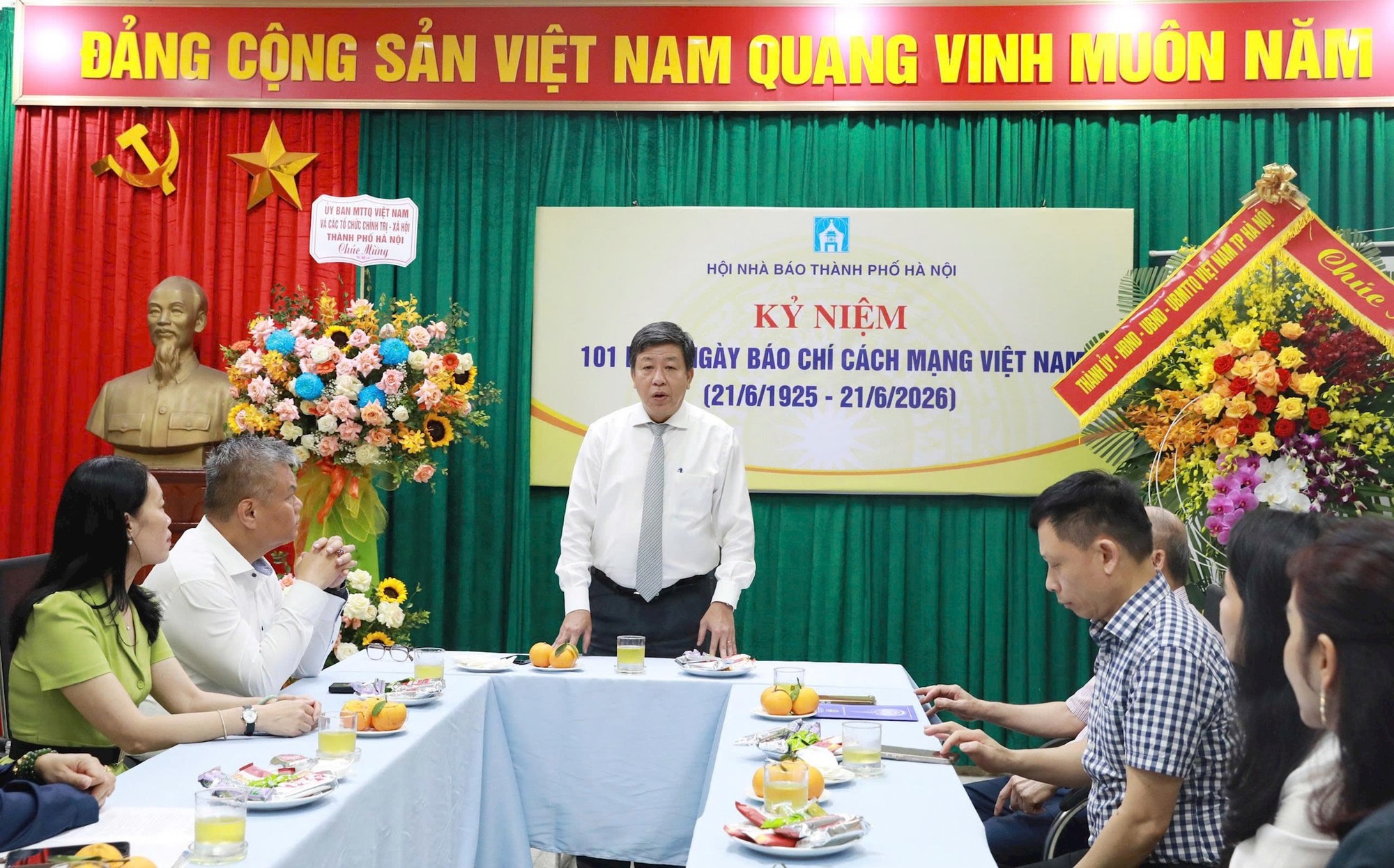 Lãnh đạo thành phố Hà Nội thăm, chúc mừng Đài Truyền hình Việt Nam và Hội Nhà báo Thành phố- Ảnh 4.