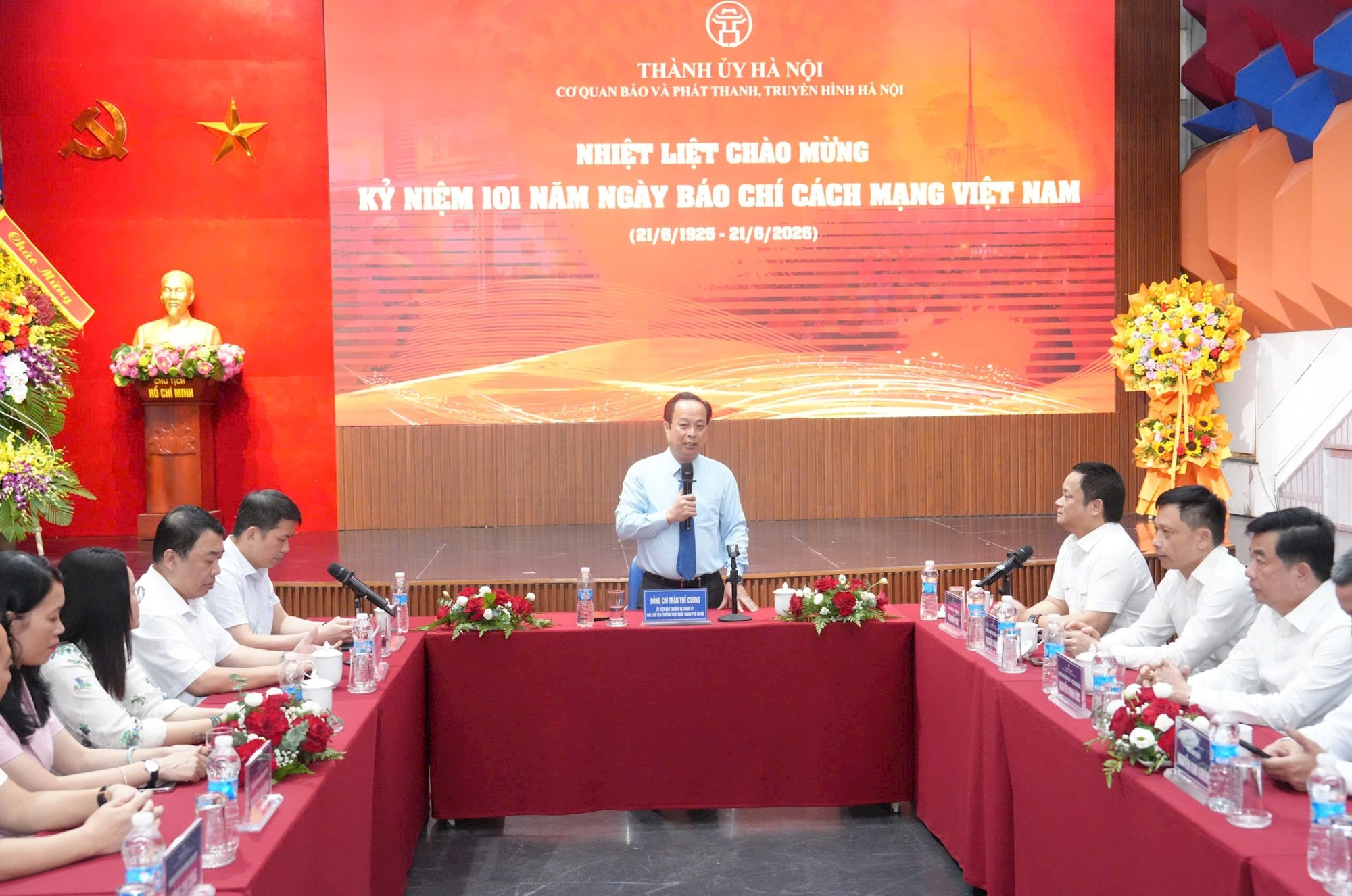 Lãnh đạo thành phố Hà Nội thăm, chúc mừng Cơ quan Báo và Phát thanh, Truyền hình Hà Nội- Ảnh 1.