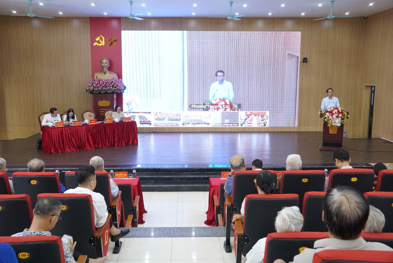 Đại biểu HĐND thành phố Hà Nội - Đơn vị bầu cử số 10 tiếp xúc cử tri trước kỳ họp- Ảnh 1.