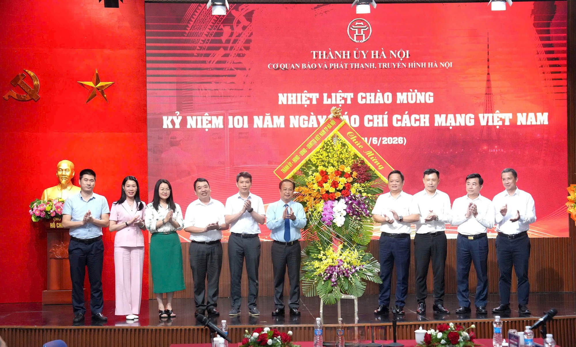 Lãnh đạo thành phố Hà Nội thăm, chúc mừng Cơ quan Báo và Phát thanh, Truyền hình Hà Nội- Ảnh 2.