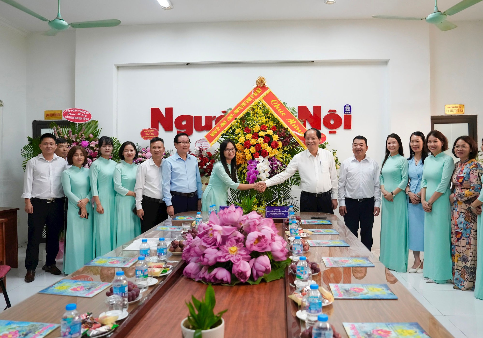 Trưởng ban Tuyên giáo và Dân vận Thành ủy Hà Nội thăm, chúc mừng các cơ quan báo chí- Ảnh 2.