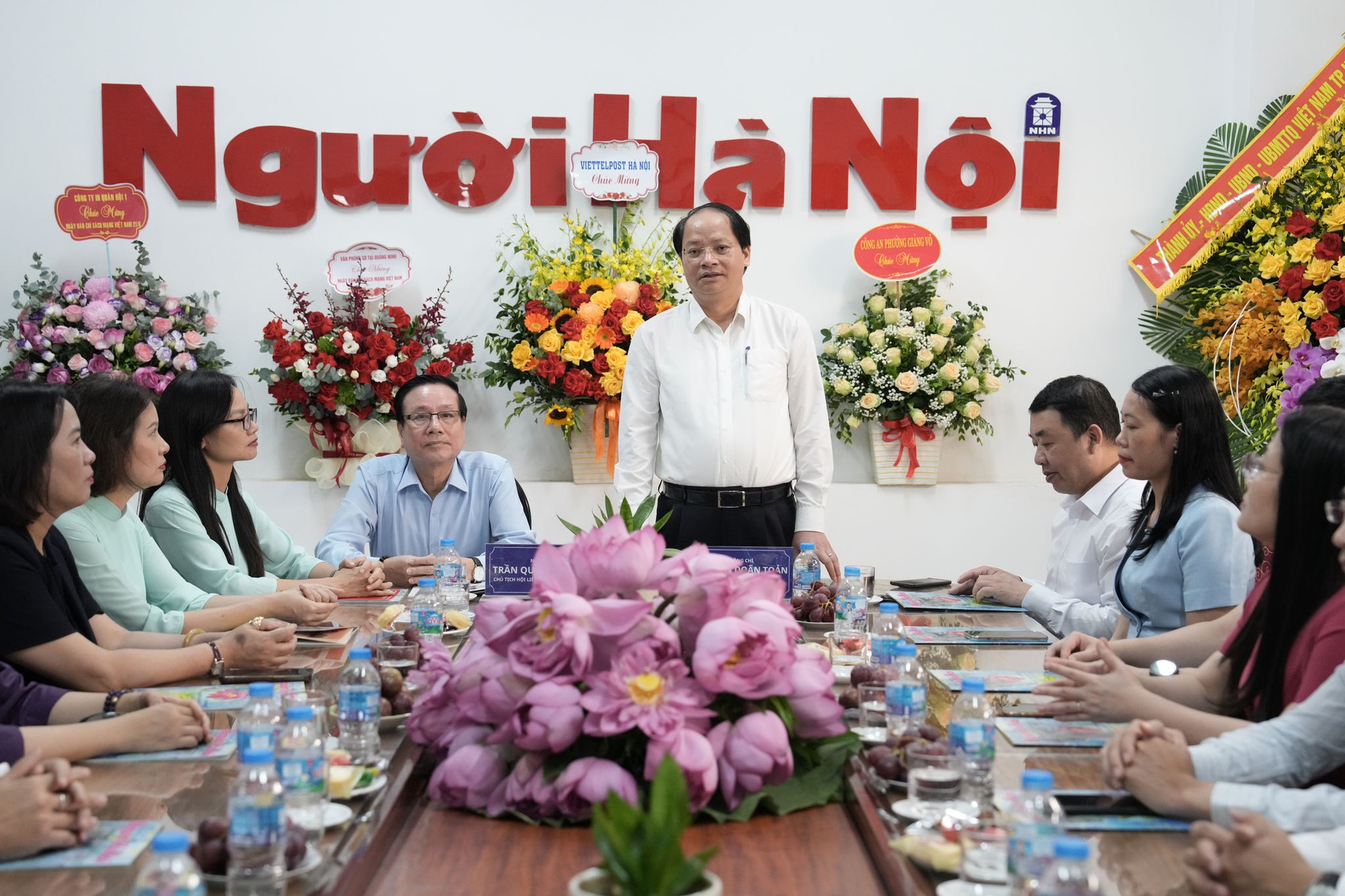 Trưởng ban Tuyên giáo và Dân vận Thành ủy Hà Nội thăm, chúc mừng các cơ quan báo chí- Ảnh 3.